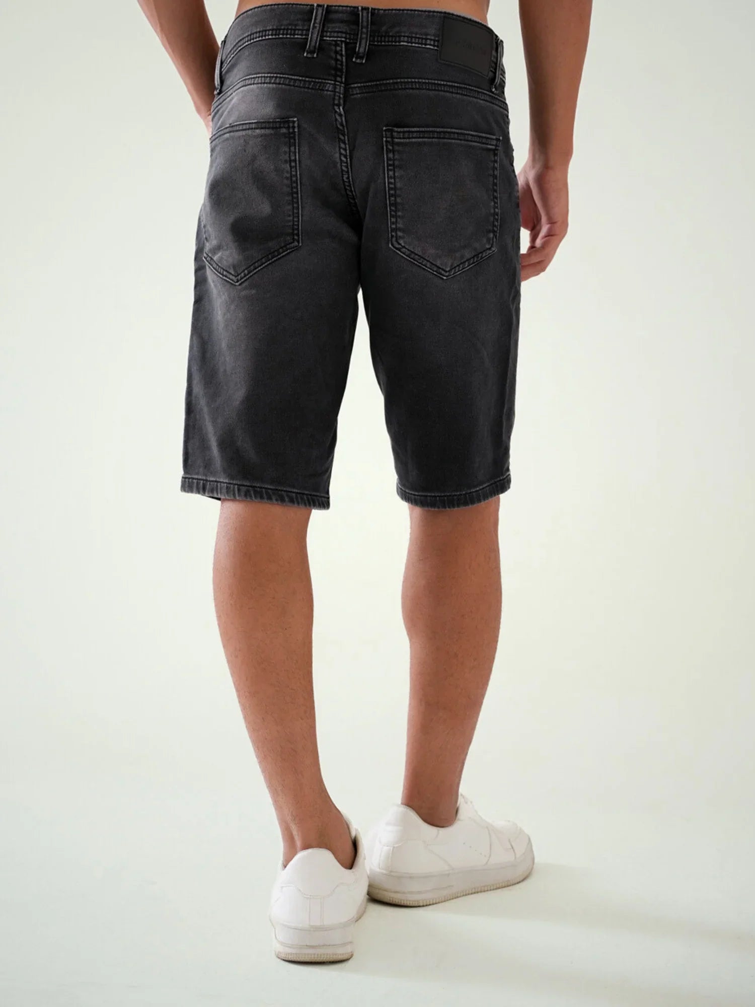 شورت جينز رجالي كلاسيك بقصة مريحة - SHR24SDSP30195TM1