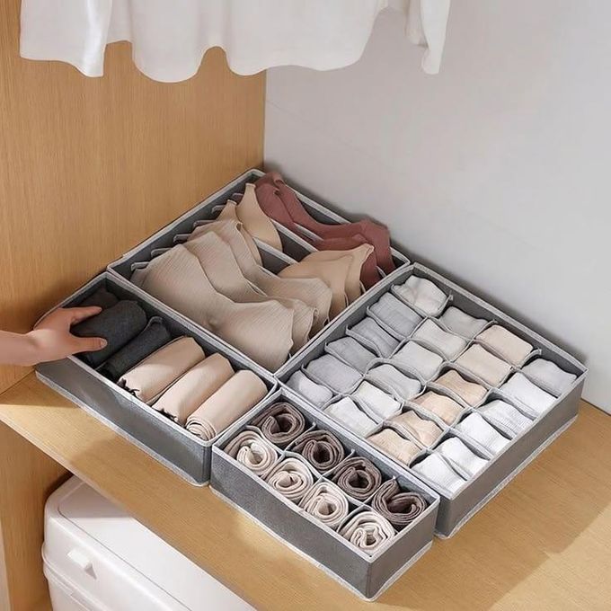 Kit de 4 organiseurs de rangement. plusieurs compartiments de tailles variées, classer soigneusement sous-vêtements, chaussettes, cravates, ceintures, foulards, vêtements et petits accessoires.