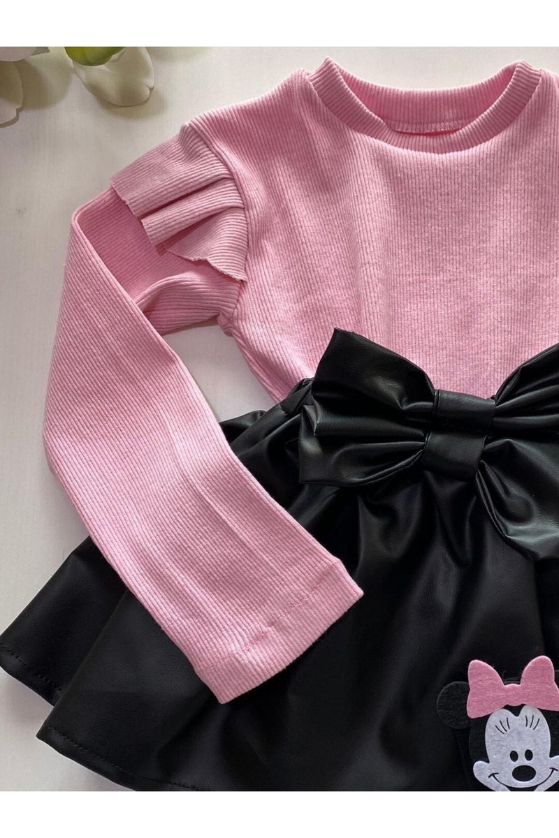 Jupe en cuir, body et chaussettes montantes