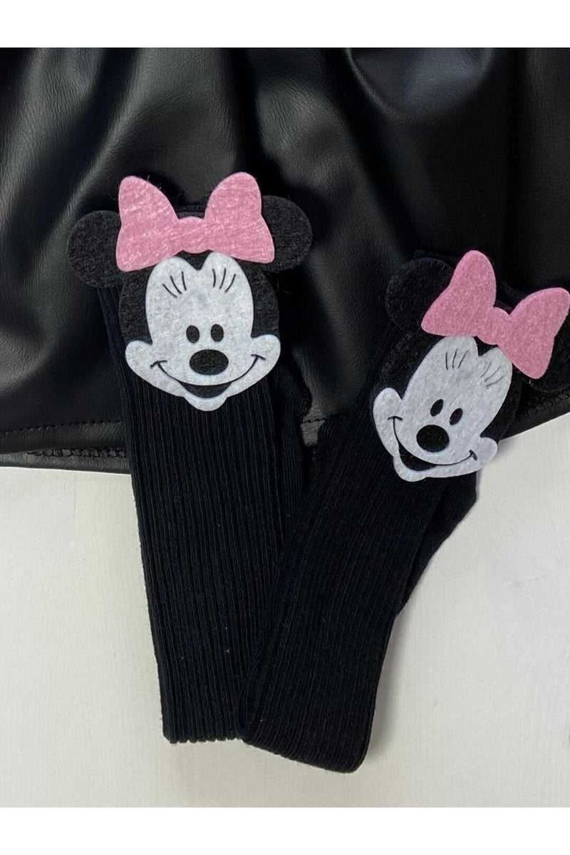 Jupe en cuir, body et chaussettes montantes