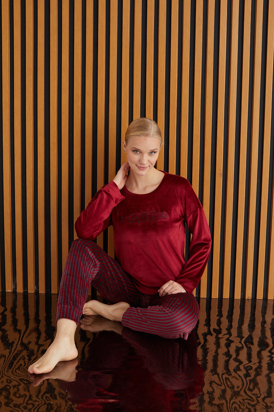 <tc>Ensemble de pyjama en velours français à rayures avec bas de jambes à poignets, Luxury Velvet.</tc>