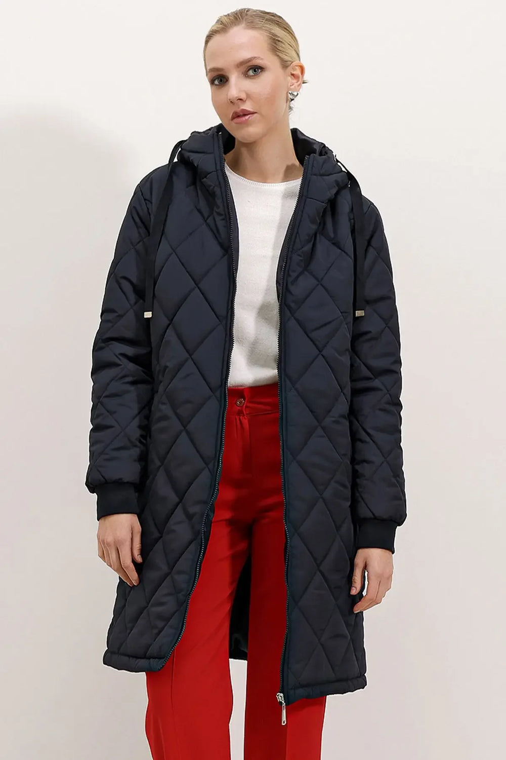 Manteau Long Matelassé Femme à Capuche – Coupe Moderne & Confort Thermique
