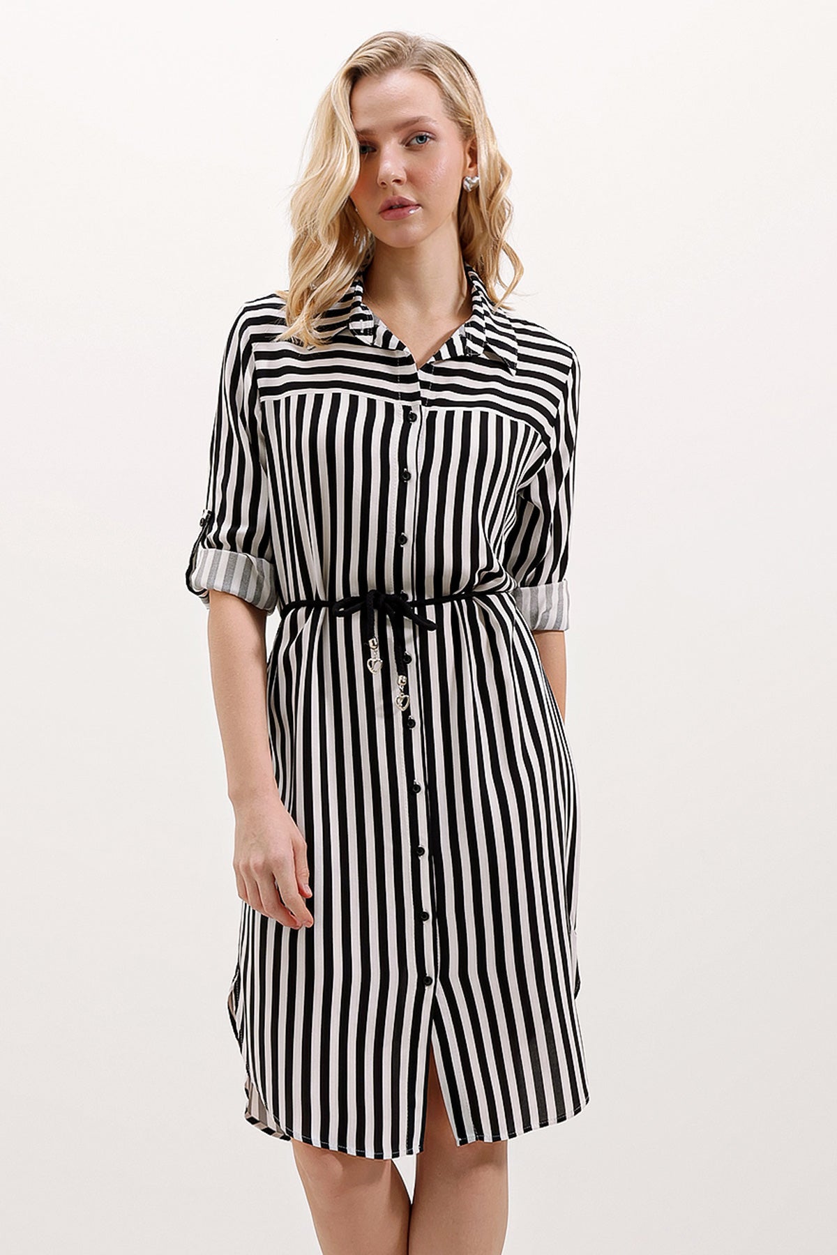 <tc>Robe rayée avec ceinture 5629.</tc>