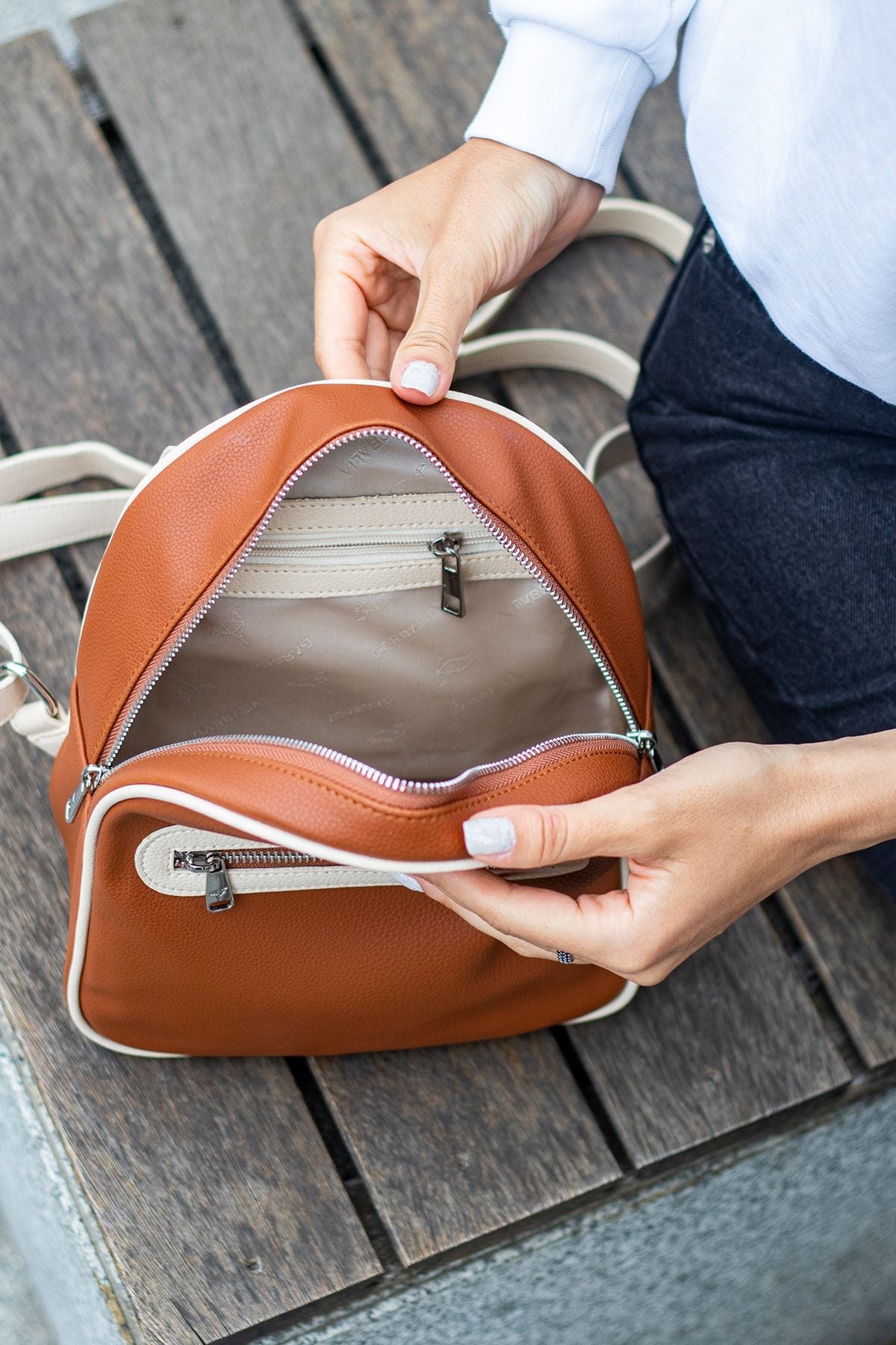 Oslo Çift Iç Cep Detaylı Dış Fermuar Gözlü Çok Bölmeli Taba Bej Kadın Sırt Çantası - Justyol