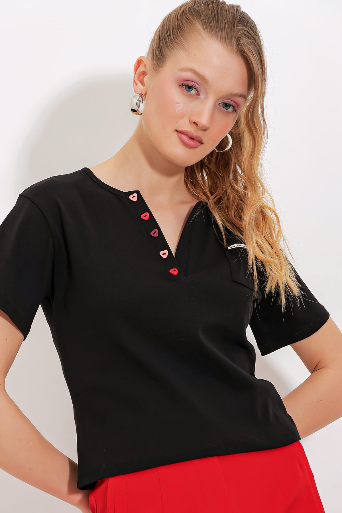 <tc>T-shirt à manches courtes avec détail de bouton pour femme 903.</tc>