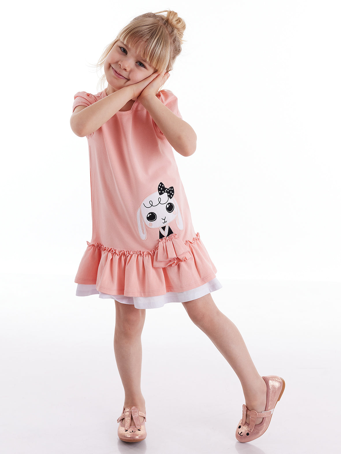 <tc>Robe pour fille avec des volants et une application de lapin.</tc>