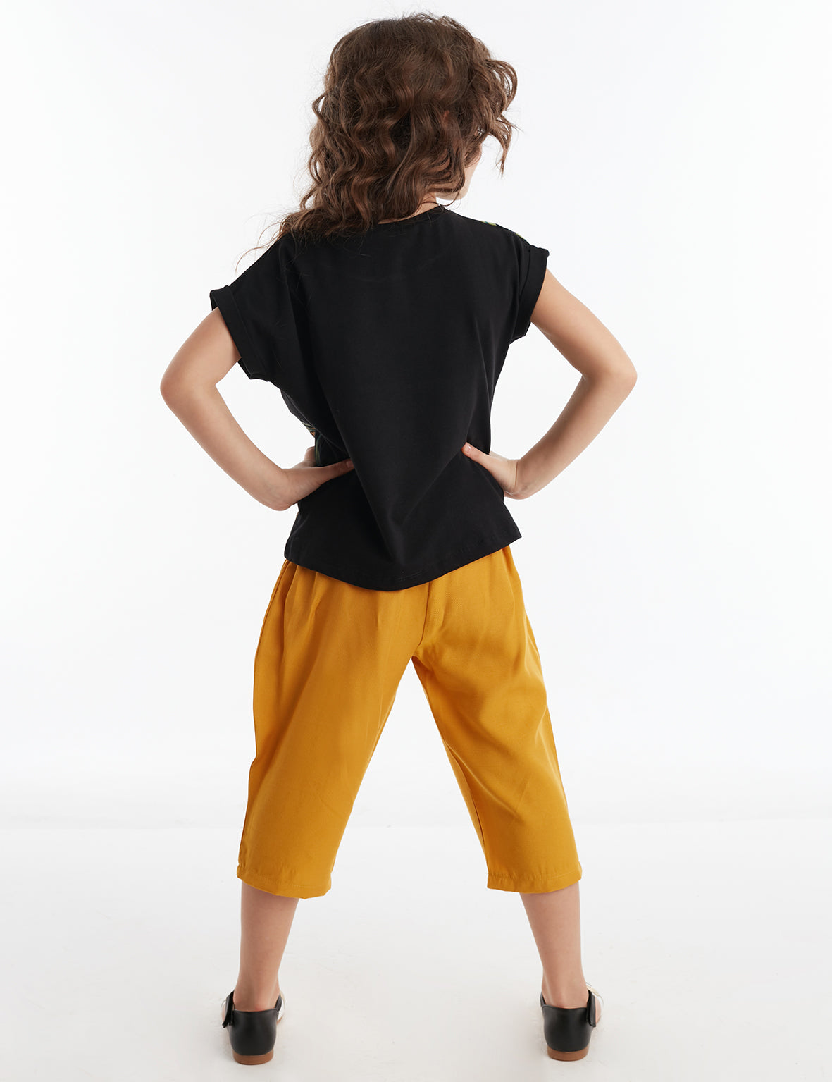 <tc>Ensemble t-shirt Stay Leo et pantalon capri pour fille</tc>