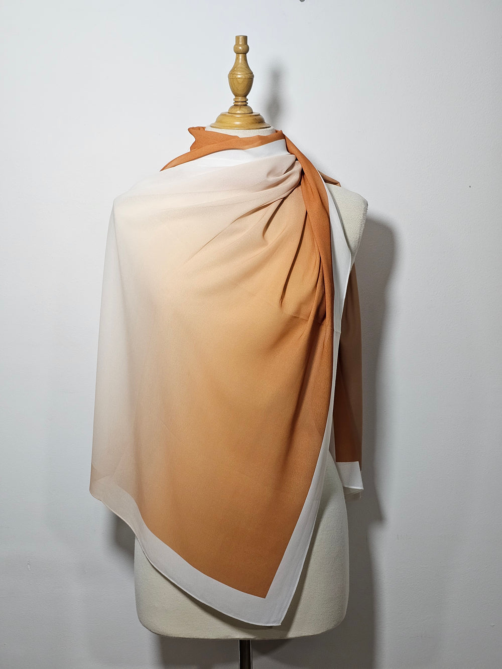 Châle en Crêpe Égyptien – 
 Collection Artistique Élégance Moderne