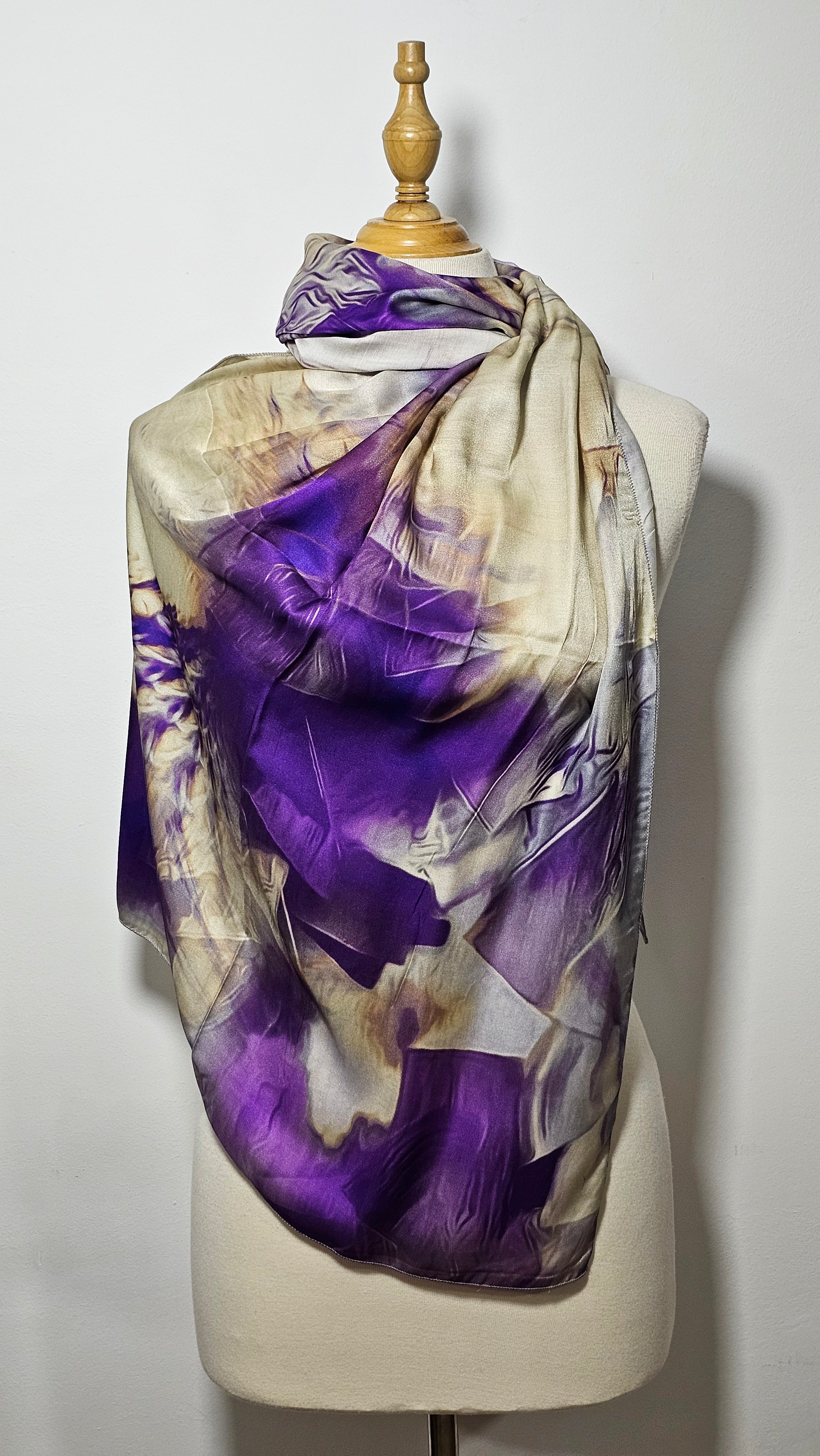 Châle en Soie Artistique – 
 Élégance Intemporelle