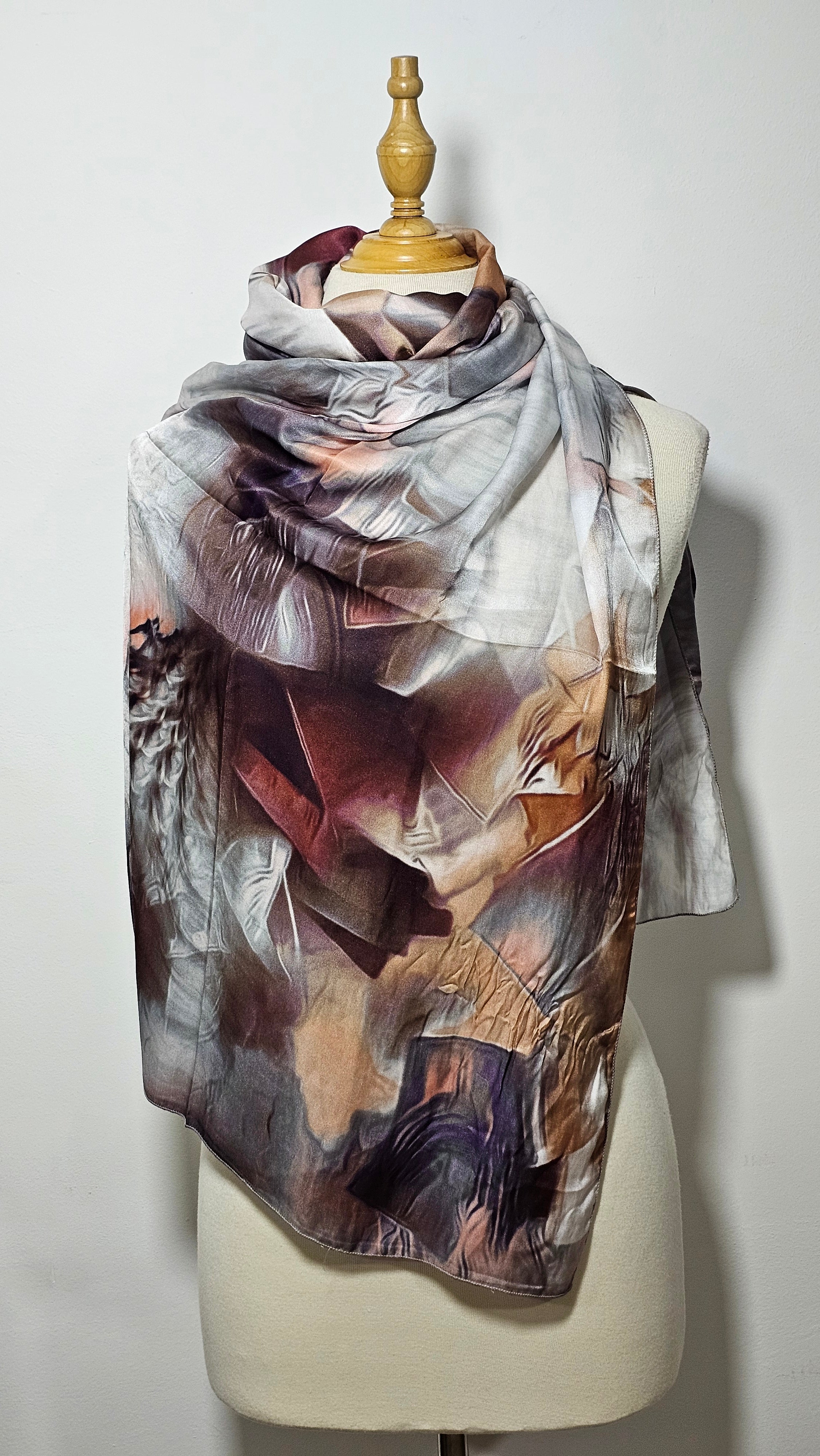 Châle en Soie Artistique – 
 Élégance Intemporelle