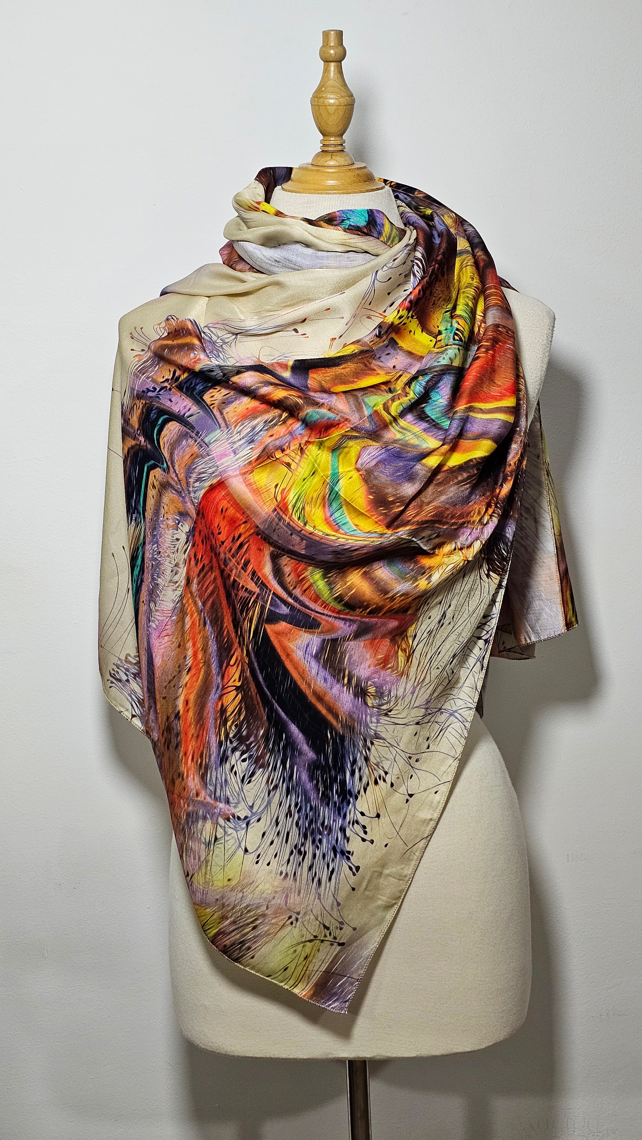 Châle en Soie Artistique – 
 Élégance Intemporelle