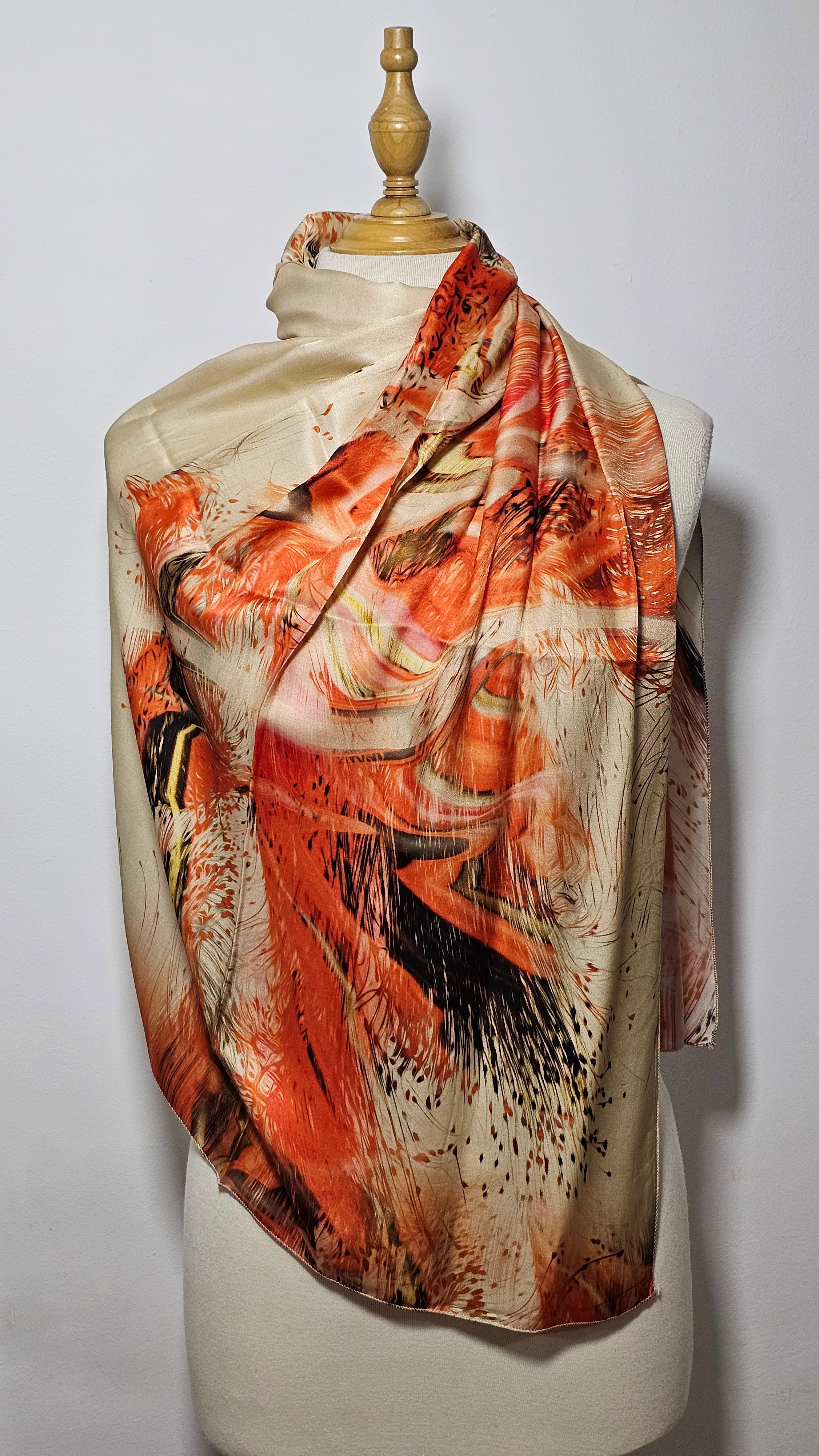 Châle en Soie Artistique – 
 Élégance Intemporelle