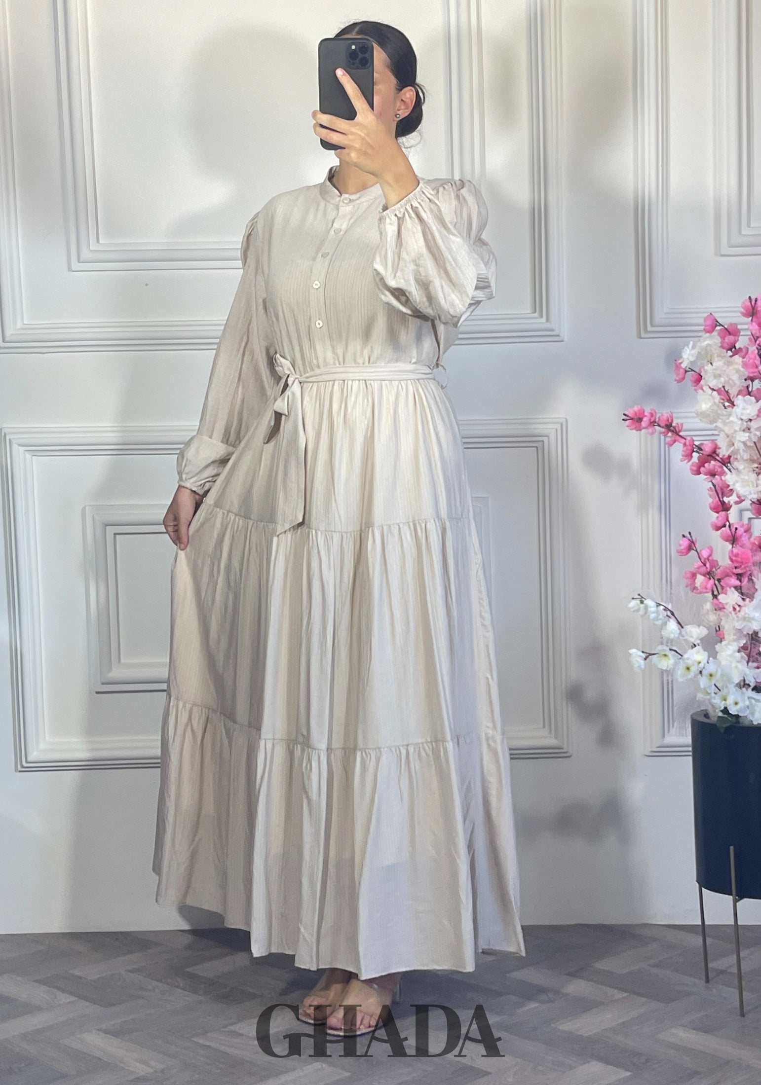 Robe longue en lin froissé - Beige vue de face - robe longue femme - GHADA FASHION