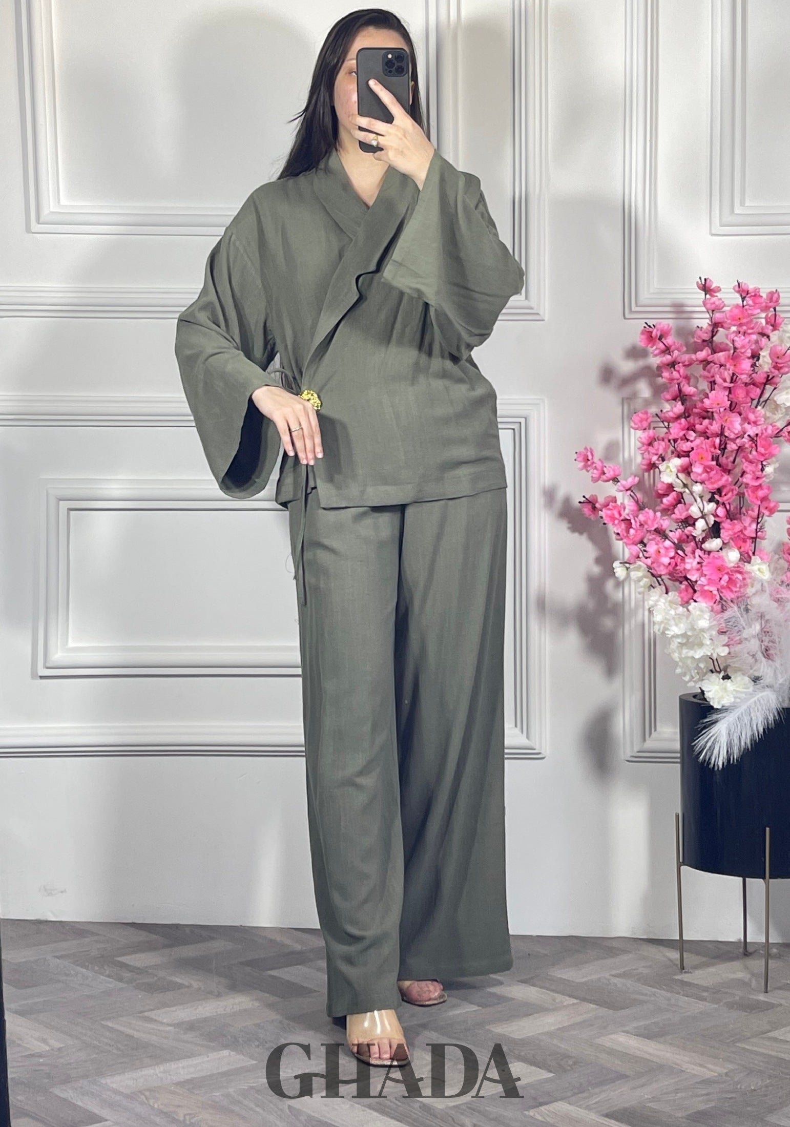 Ensemble avec pantalon en lin  - Vert kaki vue de face - ensemble femme - GHADA FASHION