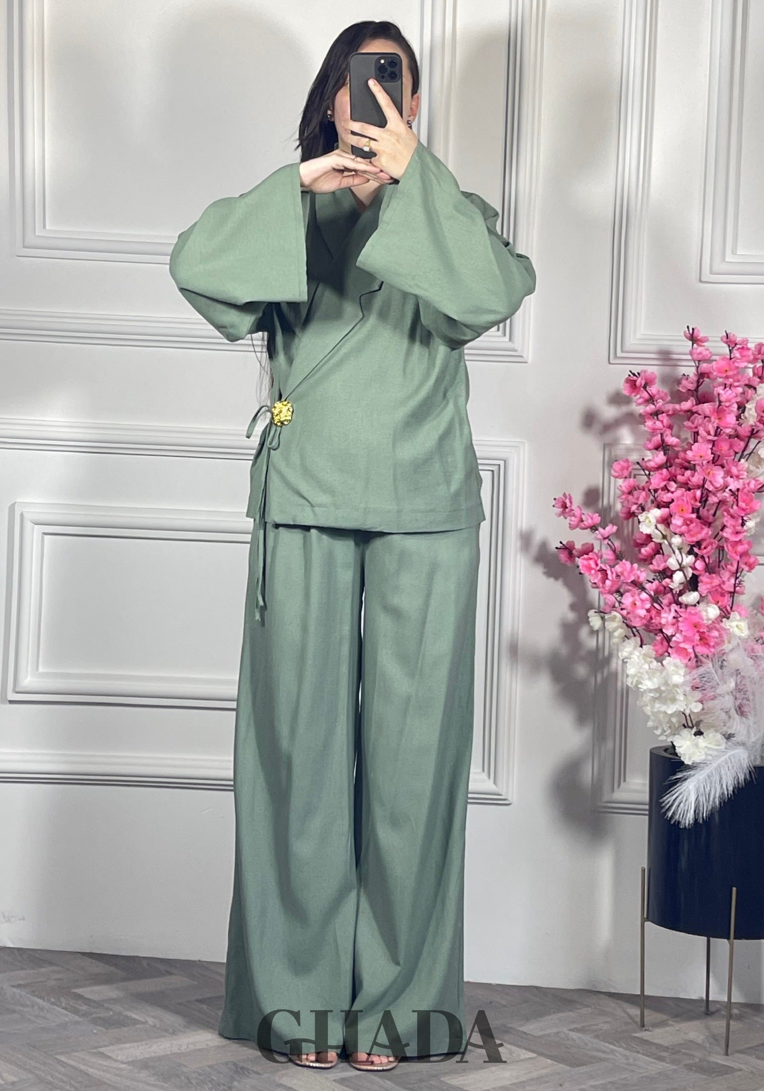 Ensemble avec pantalon en lin  - Vert sauge vue de dos - ensemble femme - GHADA FASHION