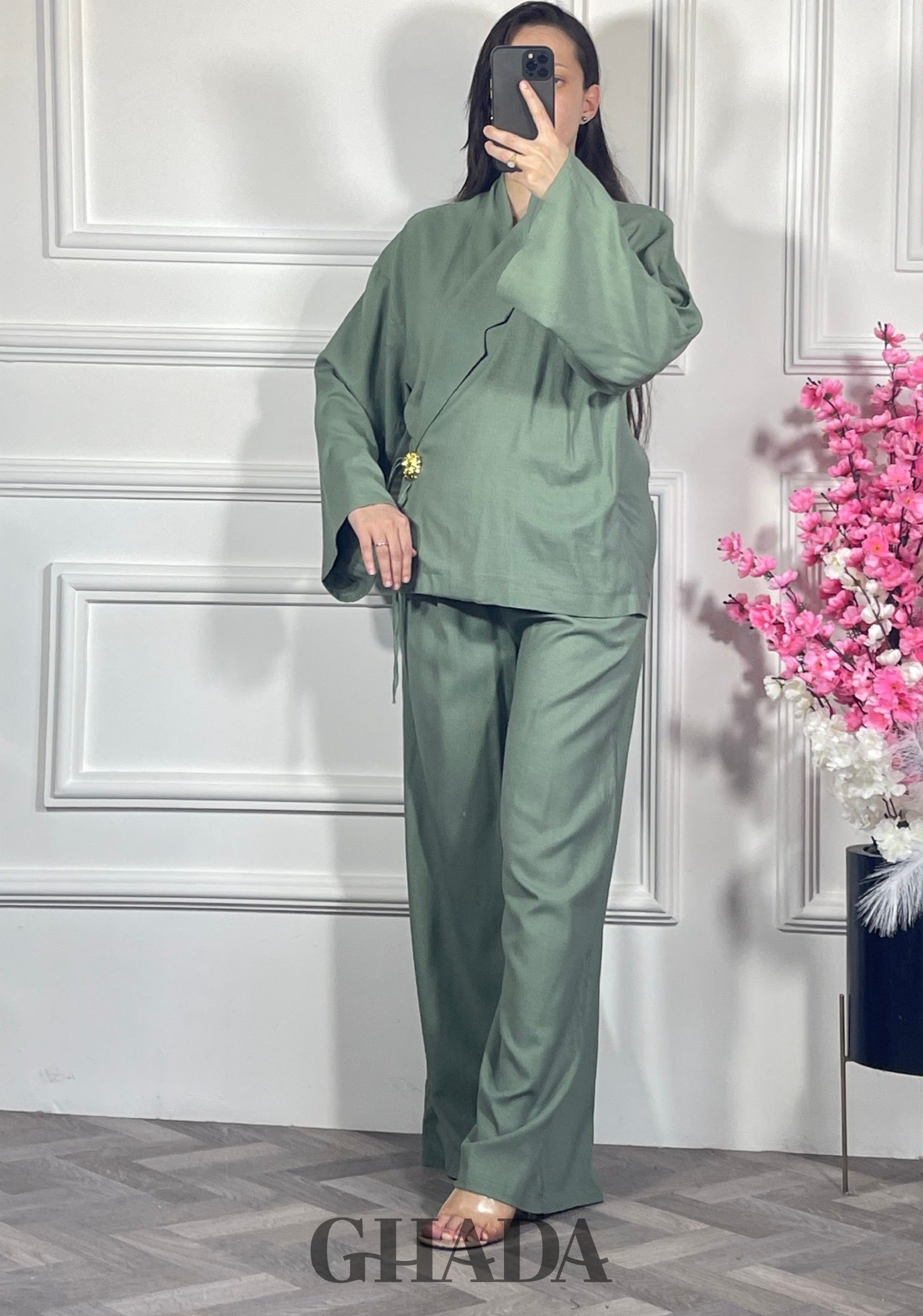 Ensemble avec pantalon en lin  - Vert sauge vue complète - ensemble femme - GHADA FASHION