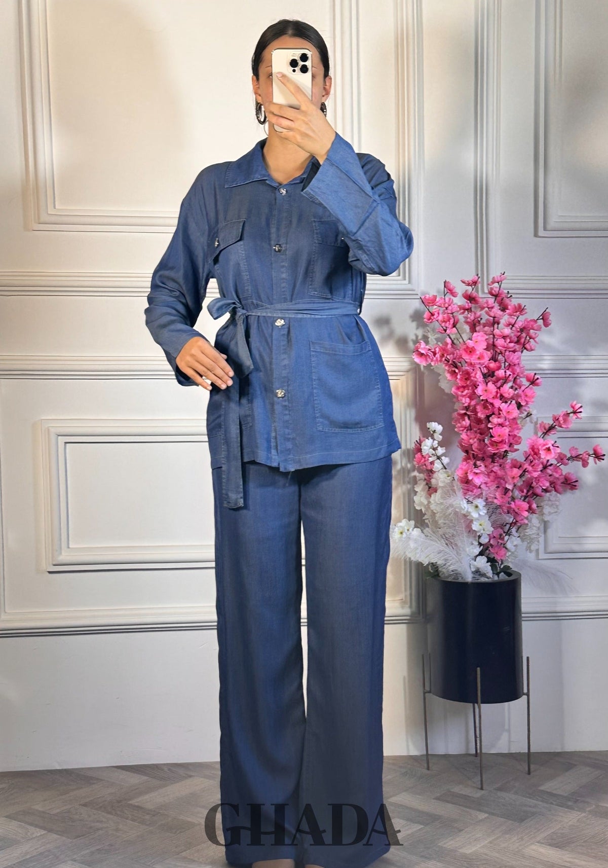 Ensemble chemise ceinturée et pantalon  - Bleu Jean vue de face - ensemble femme - GHADA FASHION