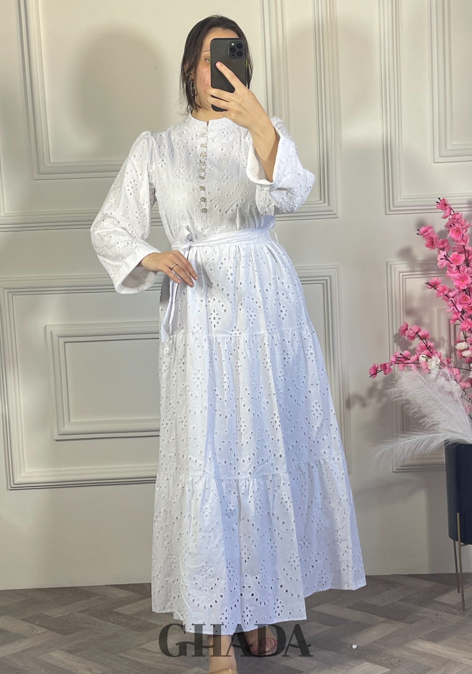 Robe brodée avec doublure - Blanc vue de face - robe longue femme - GHADA FASHION