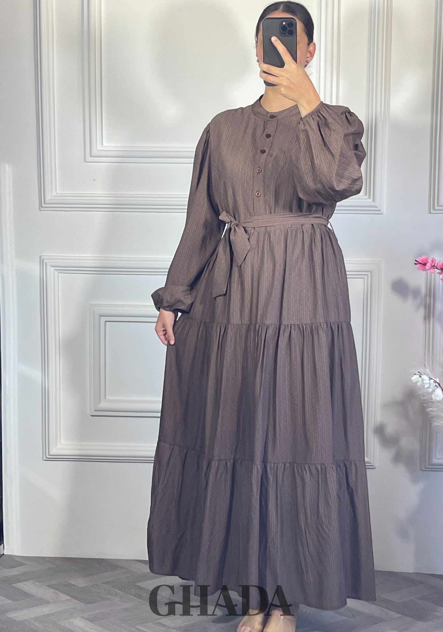 Robe longue en lin froissé - Marron foncé vue de face - robe longue femme - GHADA FASHION