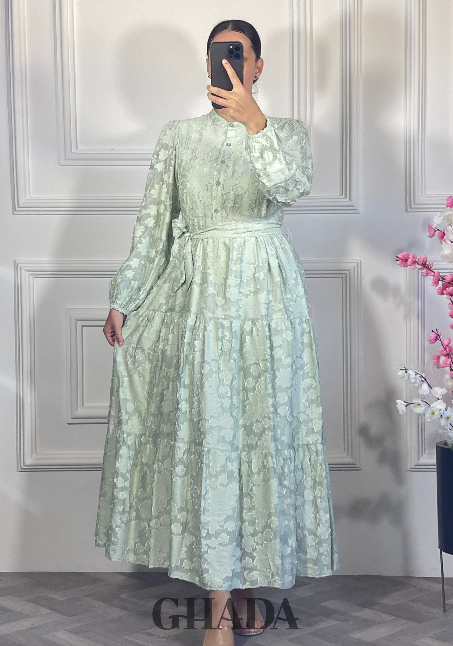 Robe brodée avec doublure - Vert eau vue de face - robe longue femme - GHADA FASHION