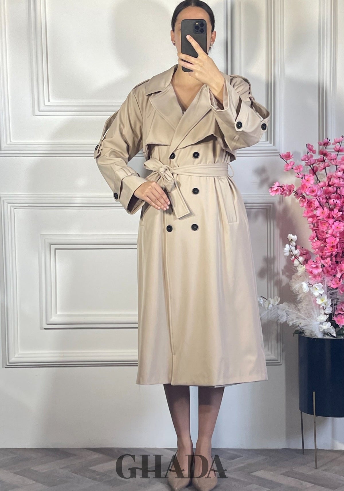 Trench-coat long avec petite cap - Beige vue de dos - manteau femme - GHADA FASHION