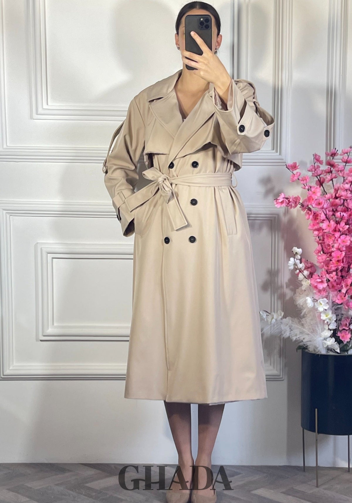Trench-coat long avec petite cap - Beige vue de face - manteau femme - GHADA FASHION