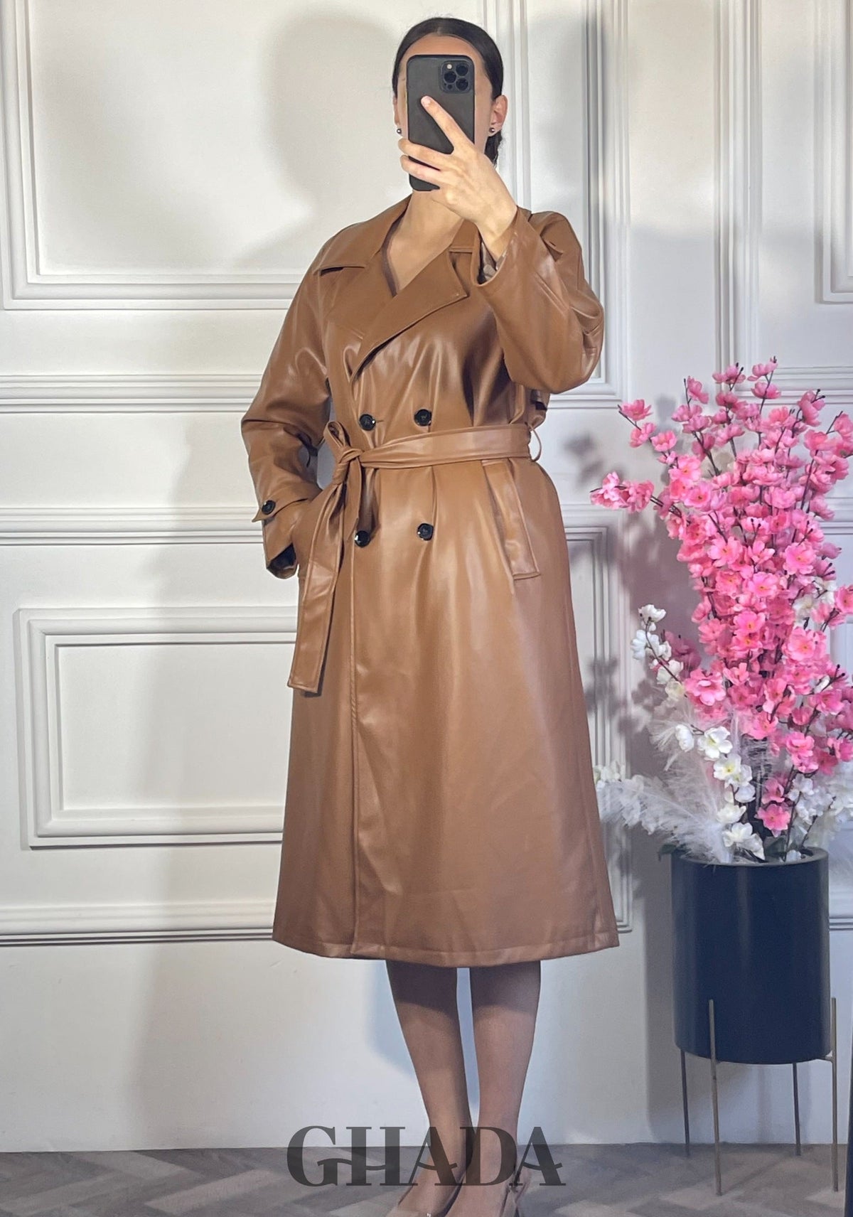 Trench-coat long en simili cuir - Camel vue complète - manteau femme - GHADA FASHION