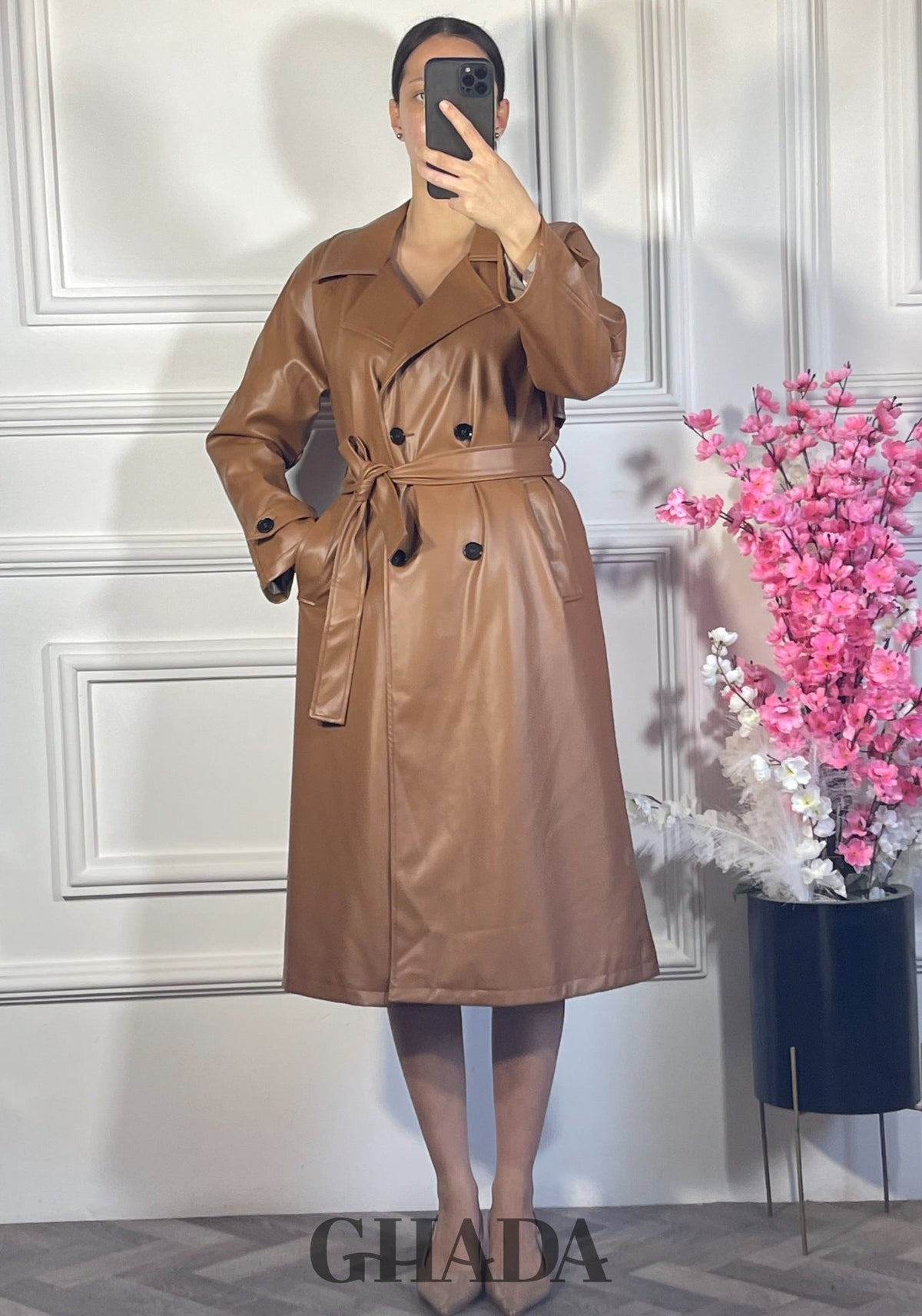 Trench-coat long en simili cuir - Camel vue de face - manteau femme - GHADA FASHION