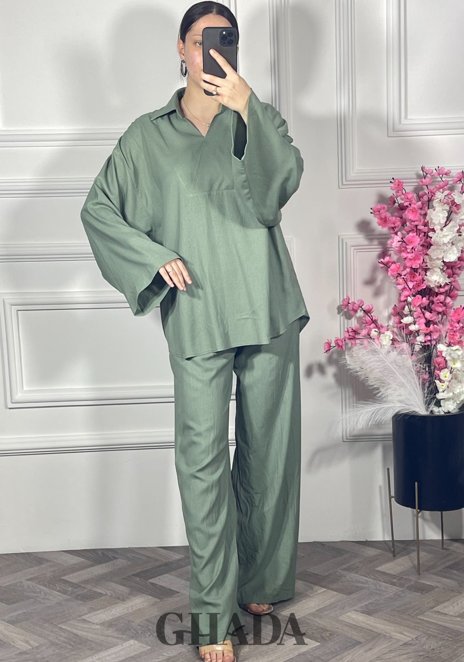 Ensemble en lin col V - Vert sauge vue de face - ensemble femme - GHADA FASHION