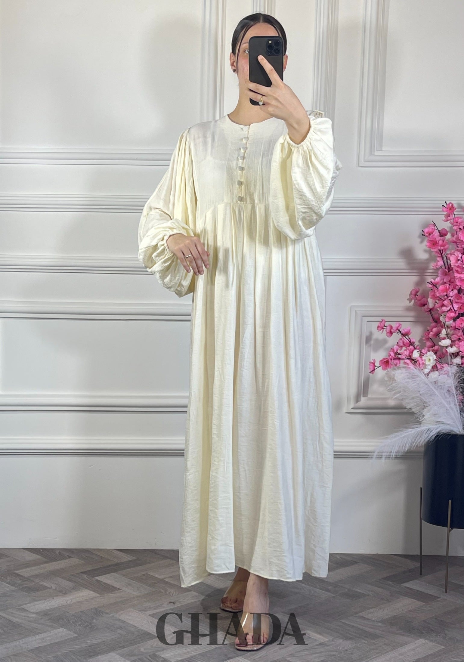 Robe en lin brodé - Blanc cassé vue de face - robe longue femme - GHADA FASHION
