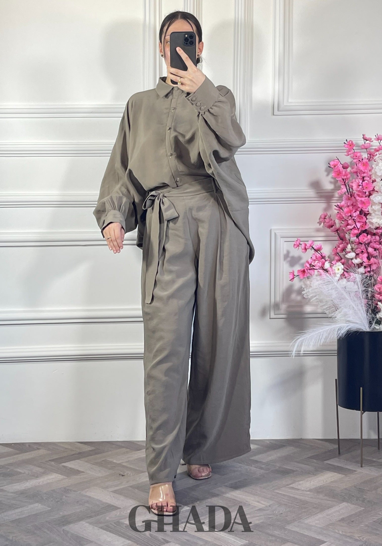 Ensemble chemise avec pantalon  - Gris taupe détail broderie - ensemble femme - GHADA FASHION