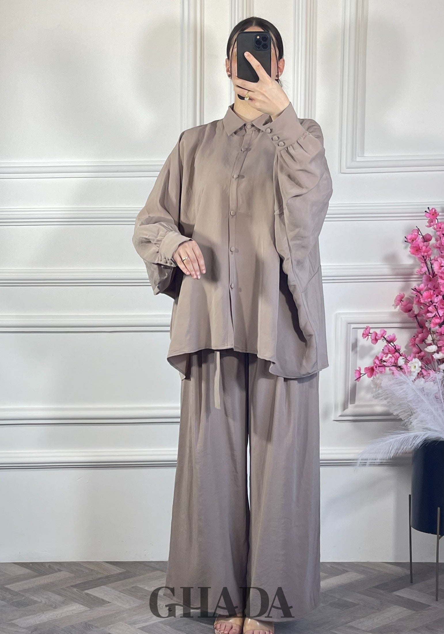 Ensemble chemise avec pantalon  - Beige foncé vue de face - ensemble femme - GHADA FASHION