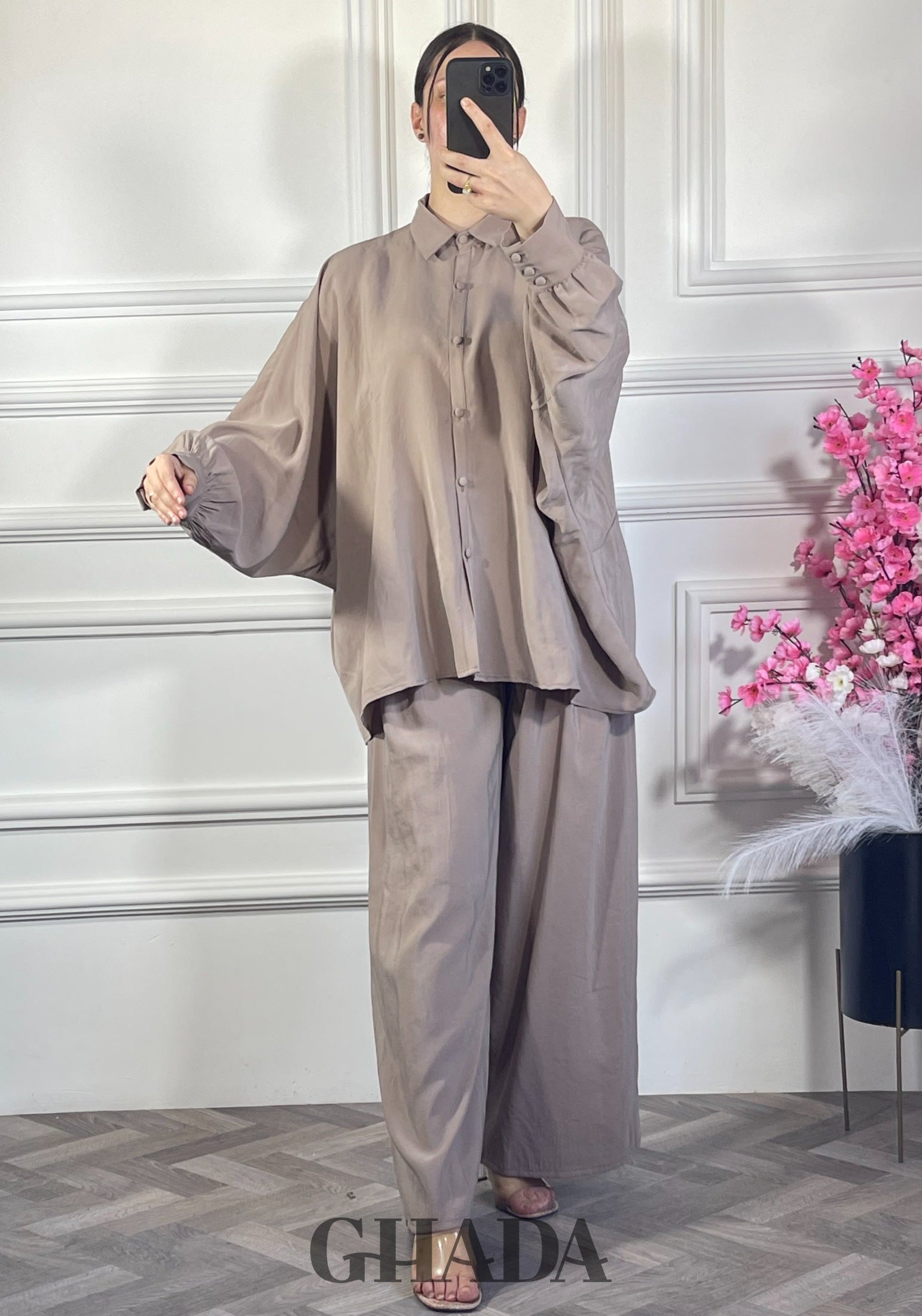 Ensemble chemise avec pantalon  - Beige foncé vue de dos - ensemble femme - GHADA FASHION