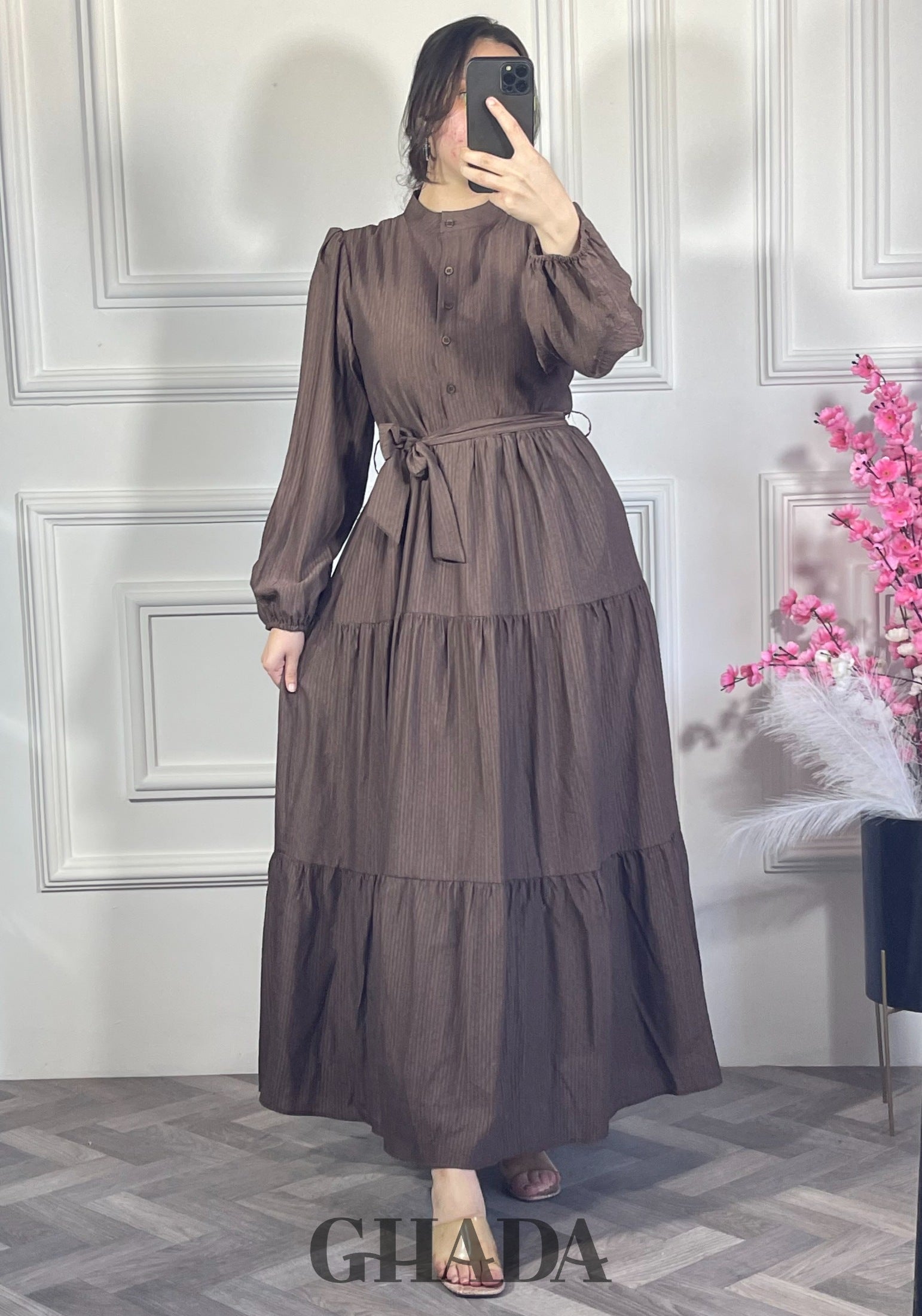 Robe en lin froissé - Marron foncé vue de face - robe longue femme - GHADA FASHION