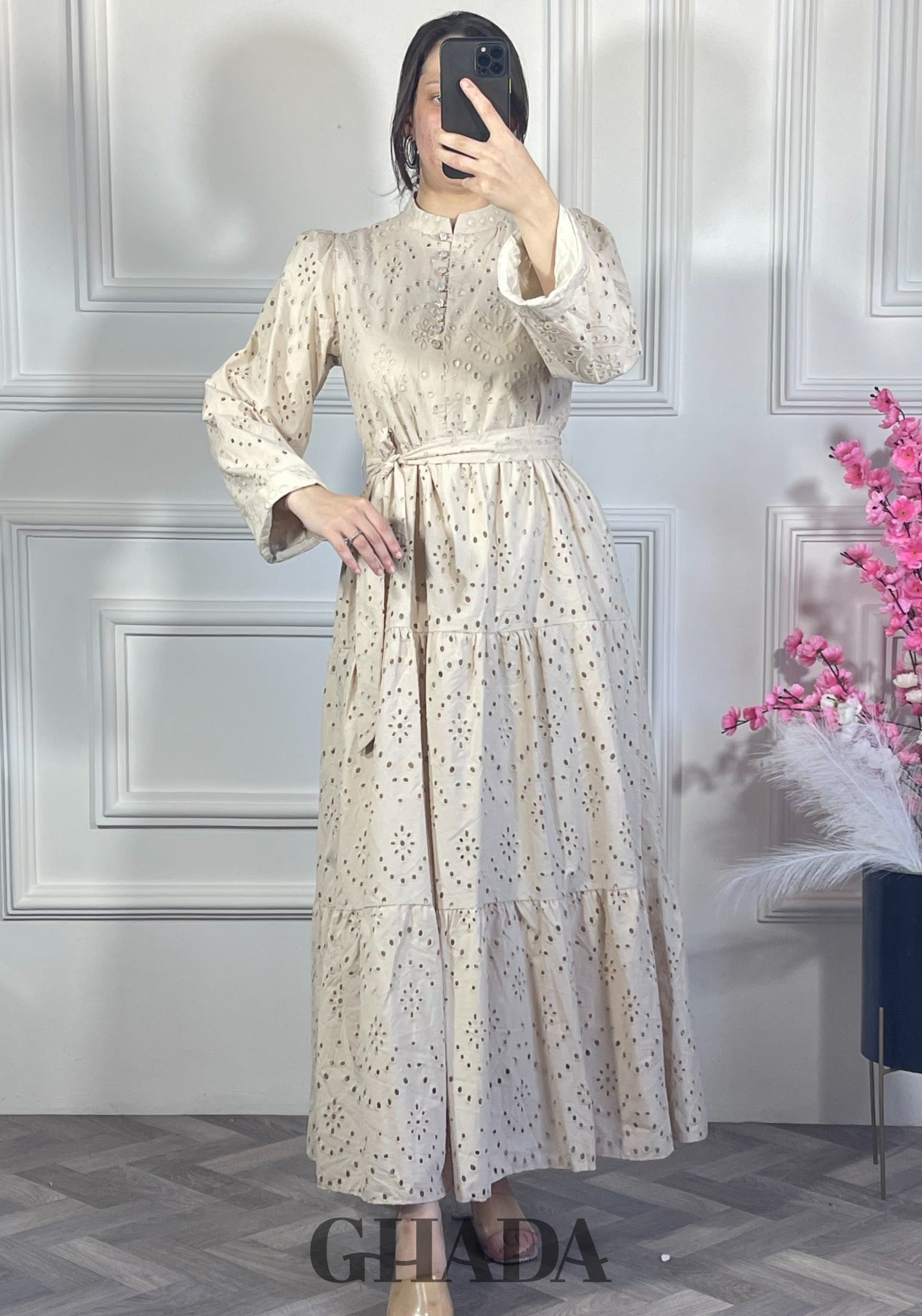 Robe brodée avec doublure - Beige vue complète - robe longue femme - GHADA FASHION