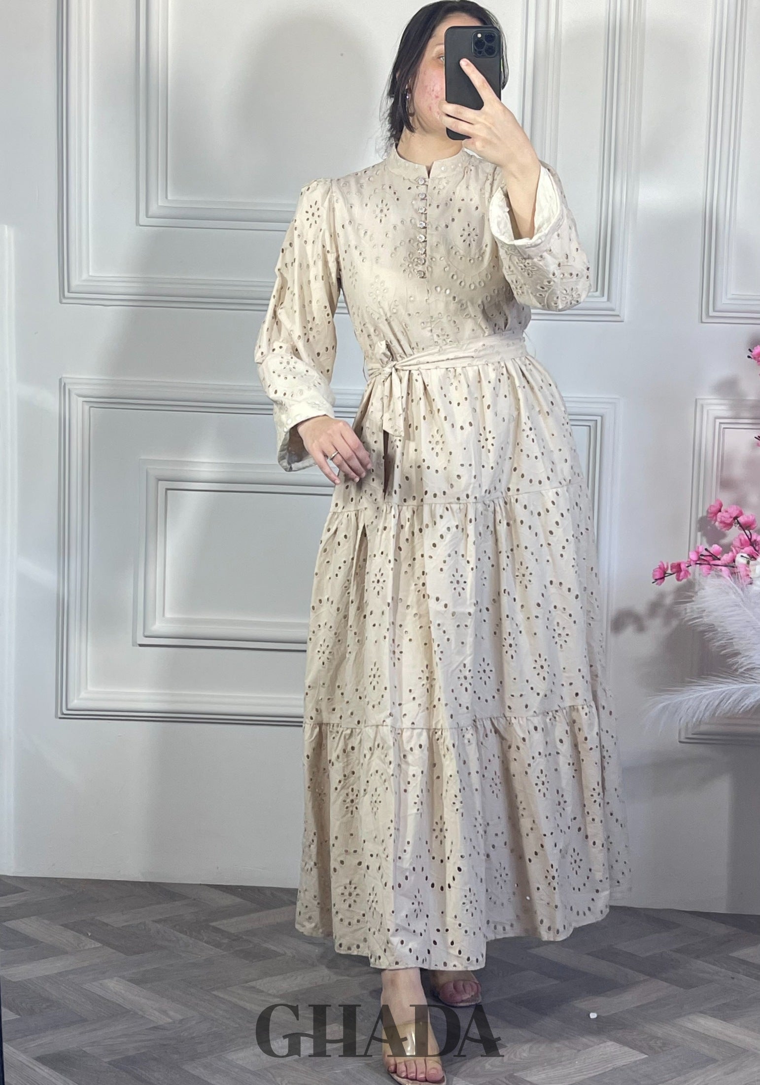 Robe brodée avec doublure - Beige vue de face - robe longue femme - GHADA FASHION