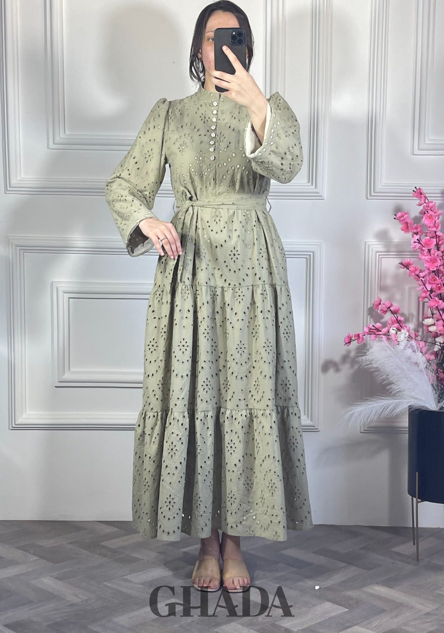 Robe brodée avec doublure - Vert vue de dos - robe longue femme - GHADA FASHION