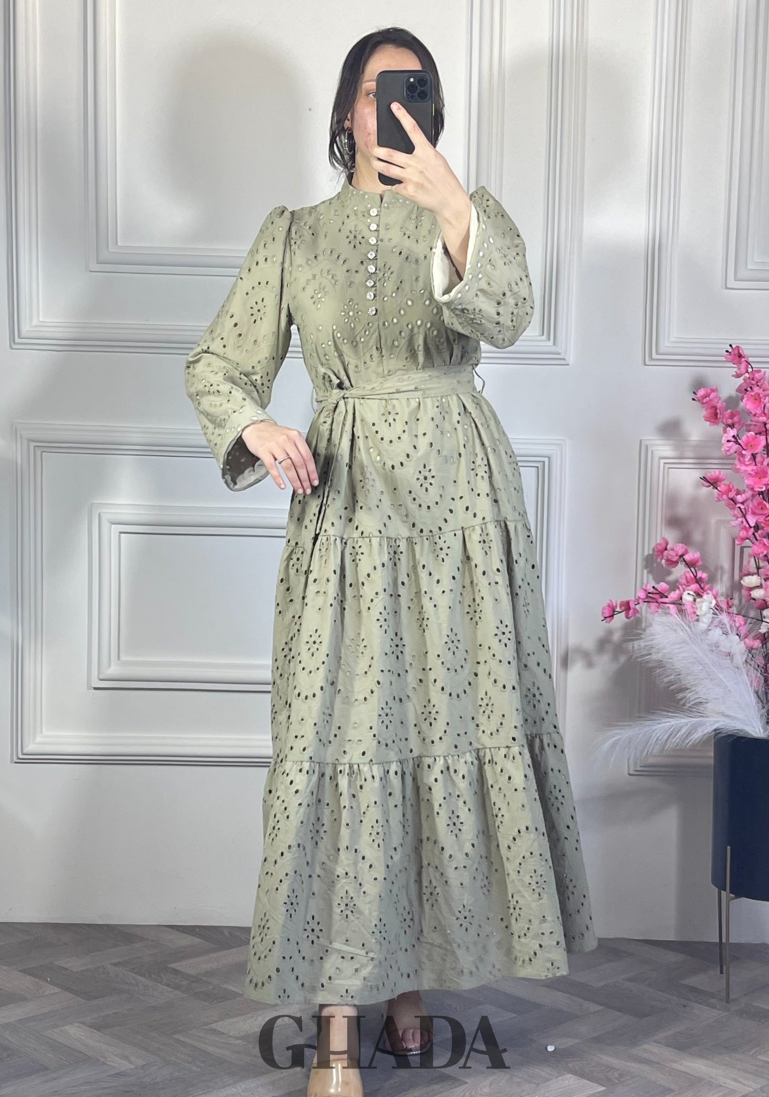 Robe brodée avec doublure - Vert vue de face - robe longue femme - GHADA FASHION