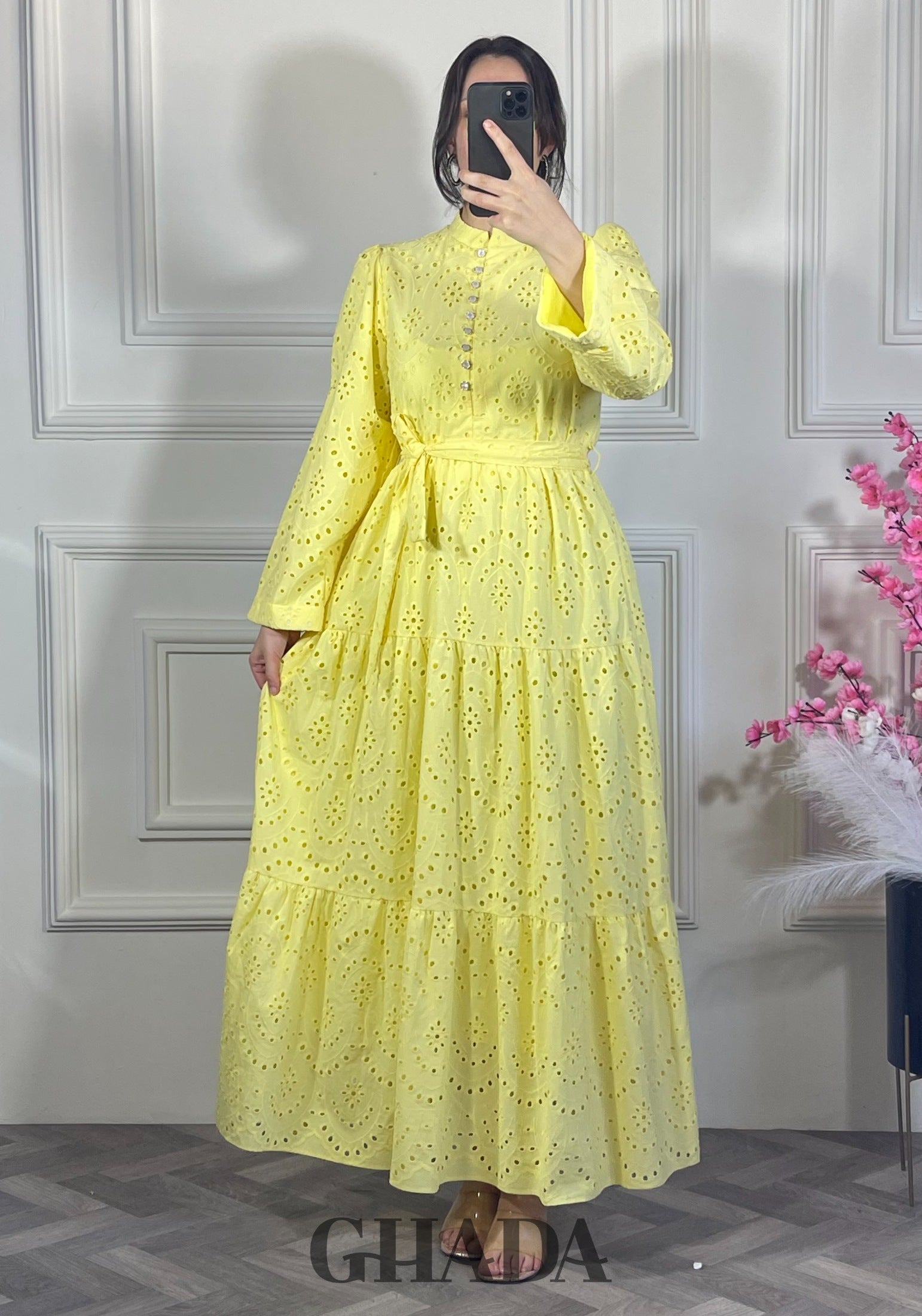Robe brodée avec doublure - Jaune vue de face - robe longue femme - GHADA FASHION