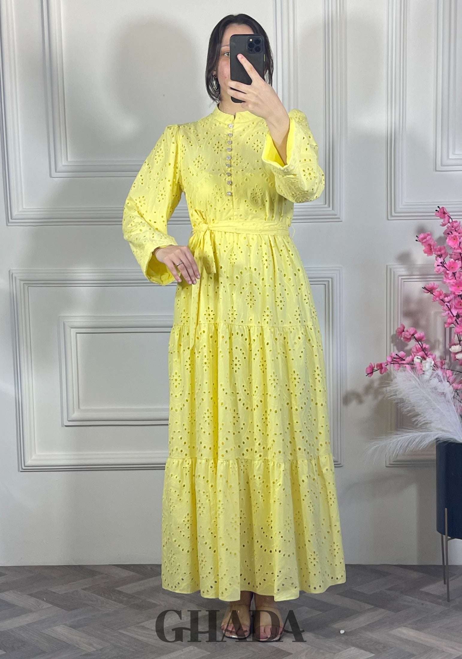 Robe brodée avec doublure - Jaune vue de dos - robe longue femme - GHADA FASHION