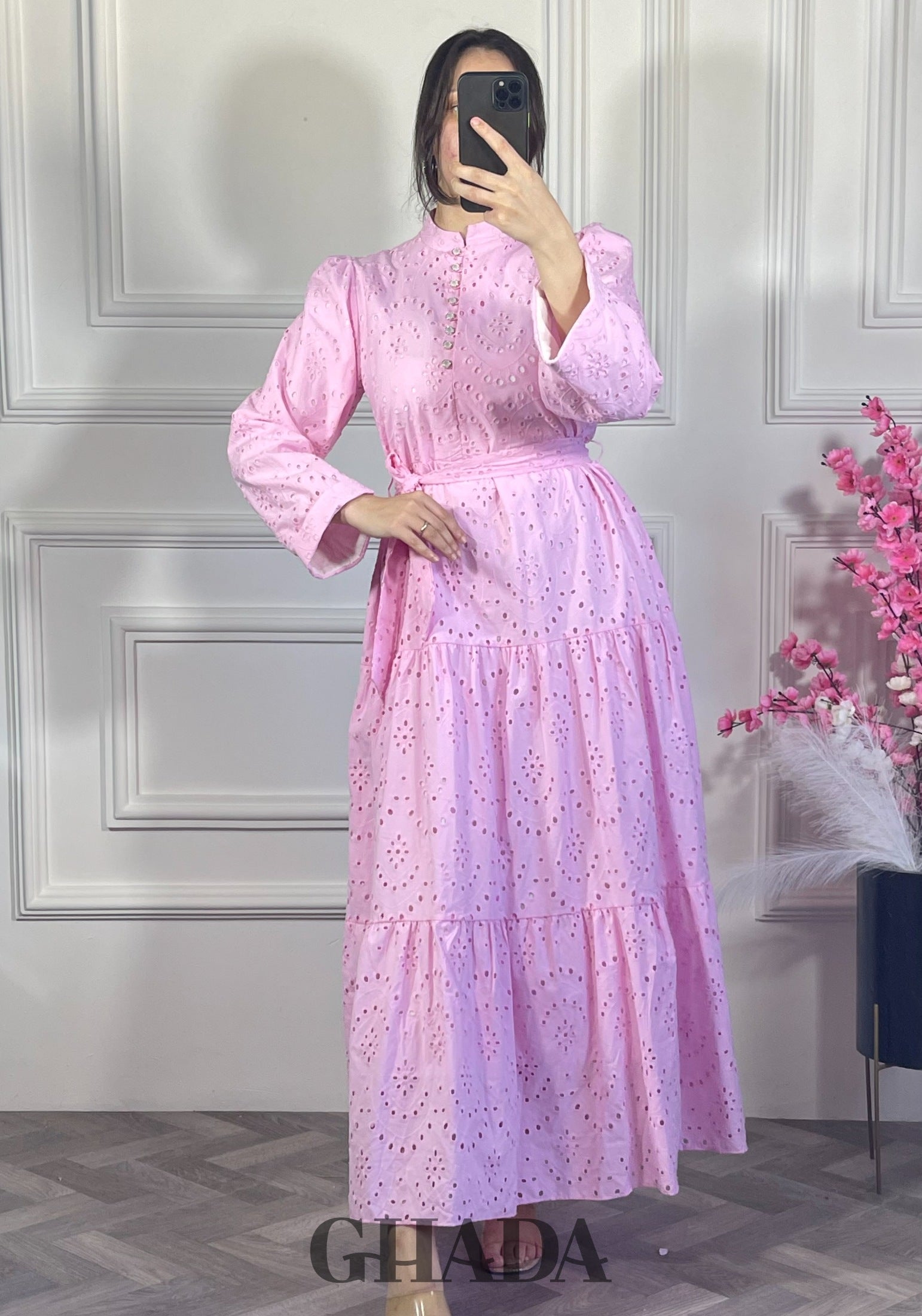 Robe brodée avec doublure - Rose vue de face - robe longue femme - GHADA FASHION