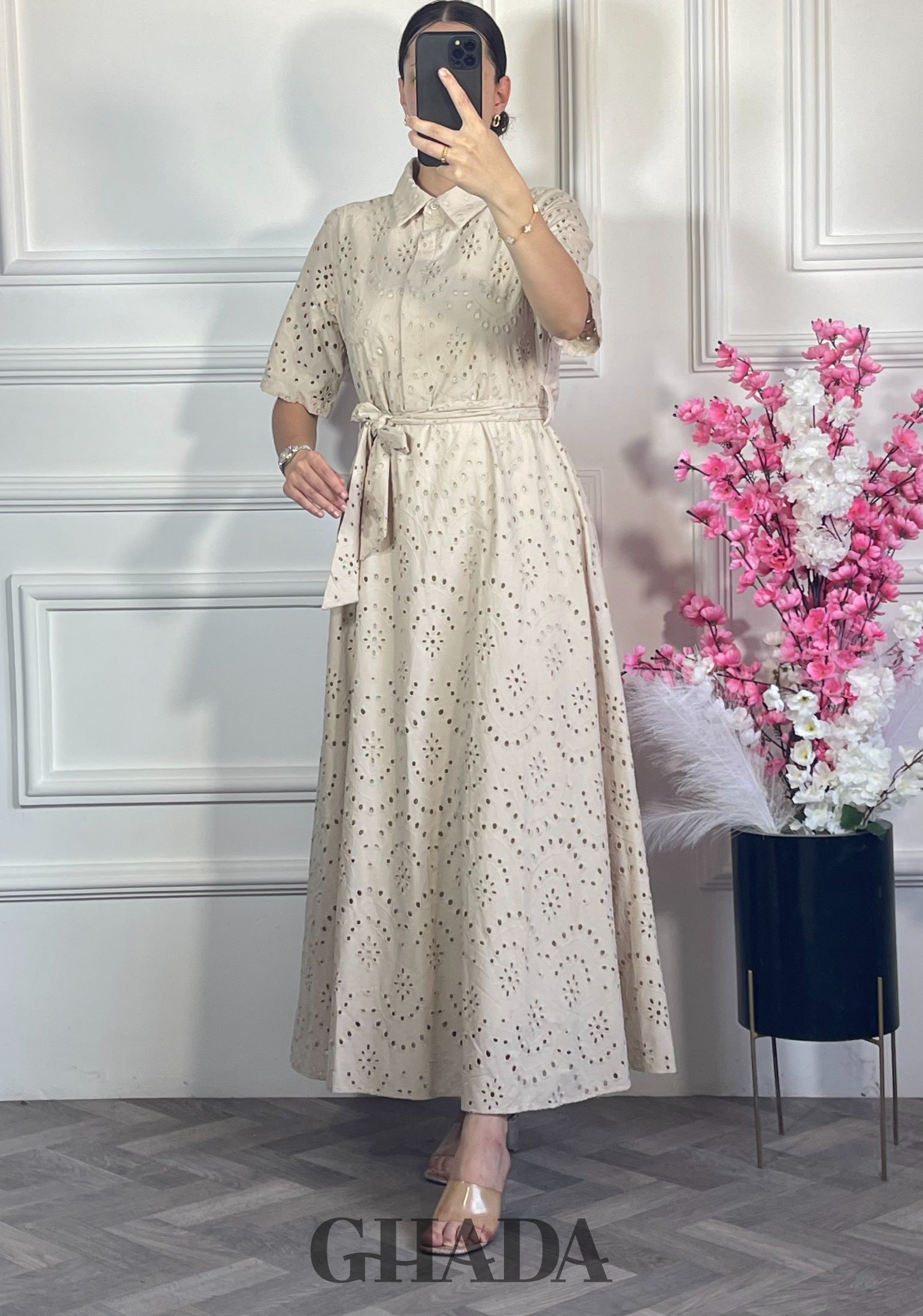 Robe brodée demi manches - Beige vue de face - robe longue femme - GHADA FASHION