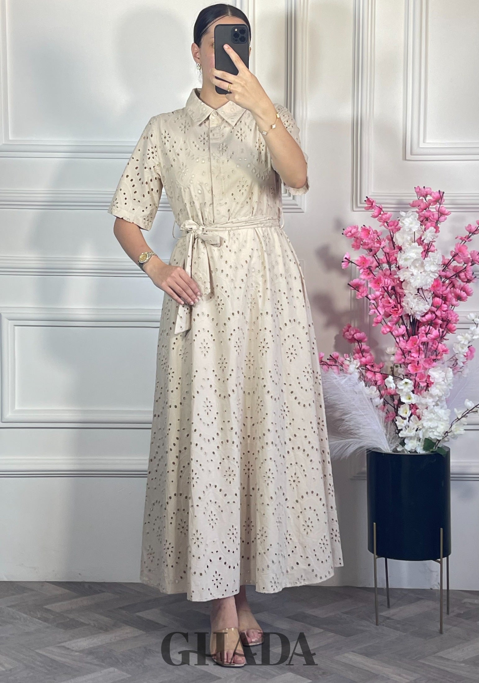 Robe brodée demi manches - Beige vue de dos - robe longue femme - GHADA FASHION