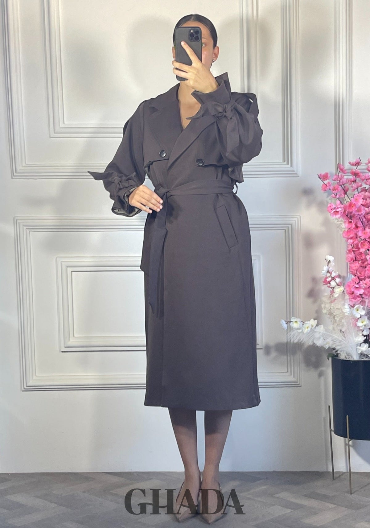 Trench long oversize ceinturé - Marron chocolat vue de face - manteau femme - GHADA FASHION