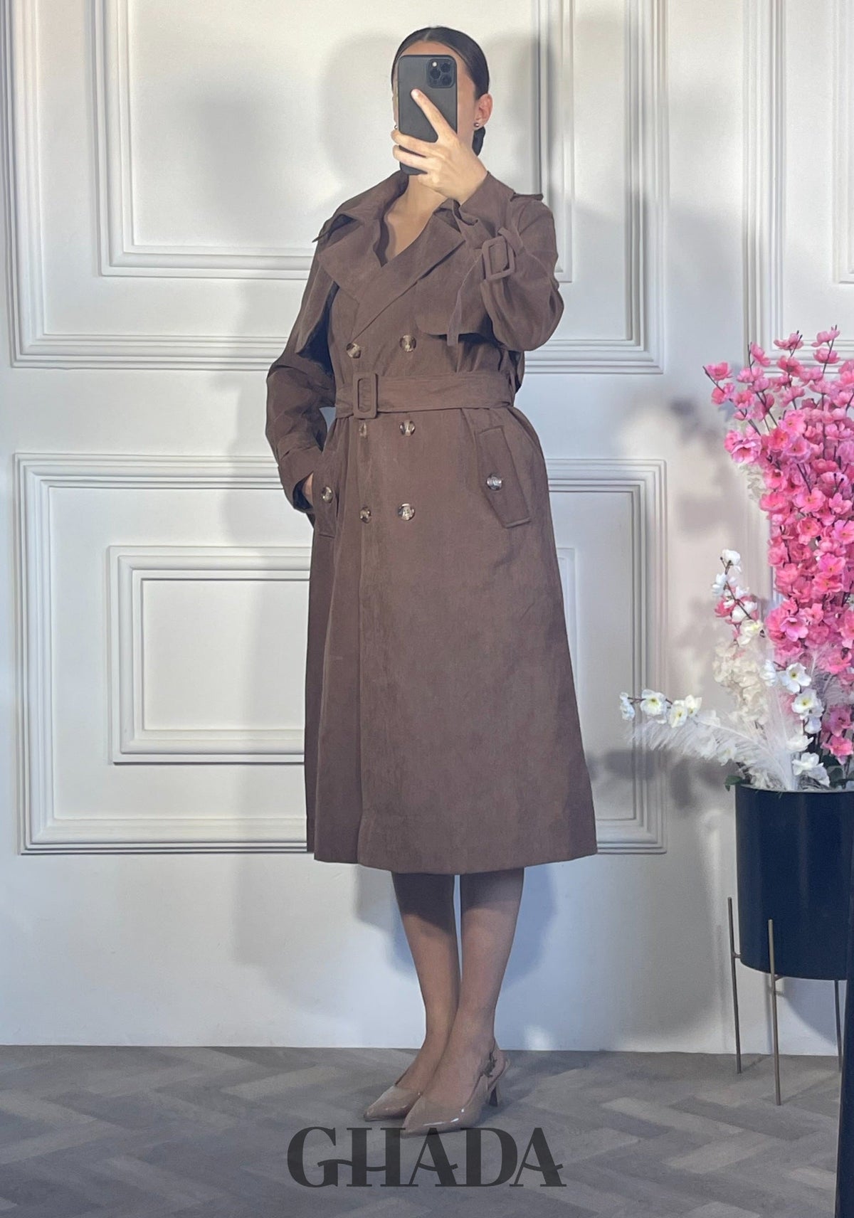 Trench long boutonné - Marron vue de dos - manteau femme - GHADA FASHION