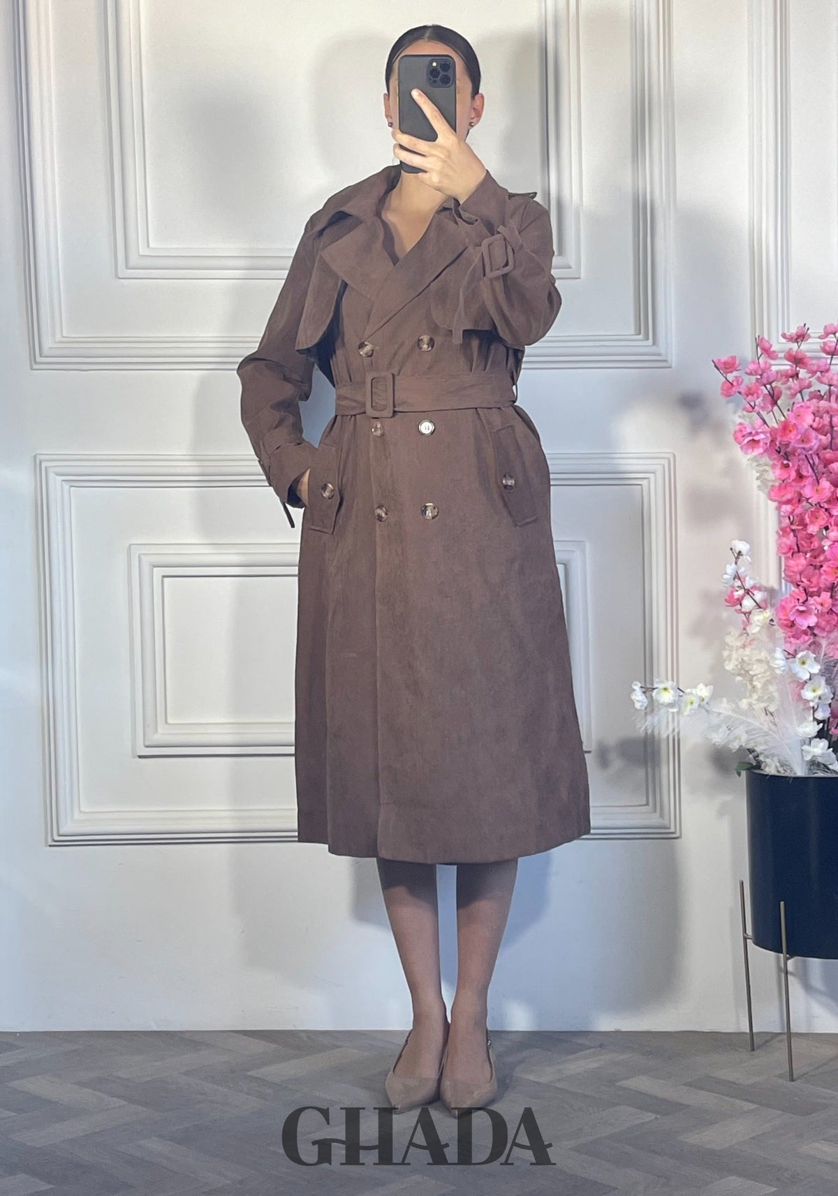 Trench long boutonné - Marron vue de face - manteau femme - GHADA FASHION
