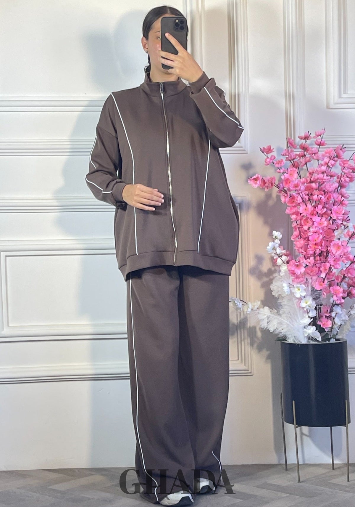 Ensemble survêtement zippé - Marron vue de face - pull femme - GHADA FASHION