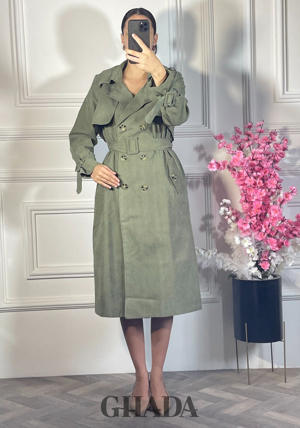 ترنش كوت نسائي طويل بأزرار من قماش شبه مقاوم للماء باللون الأخضر الكاكي – GHADA