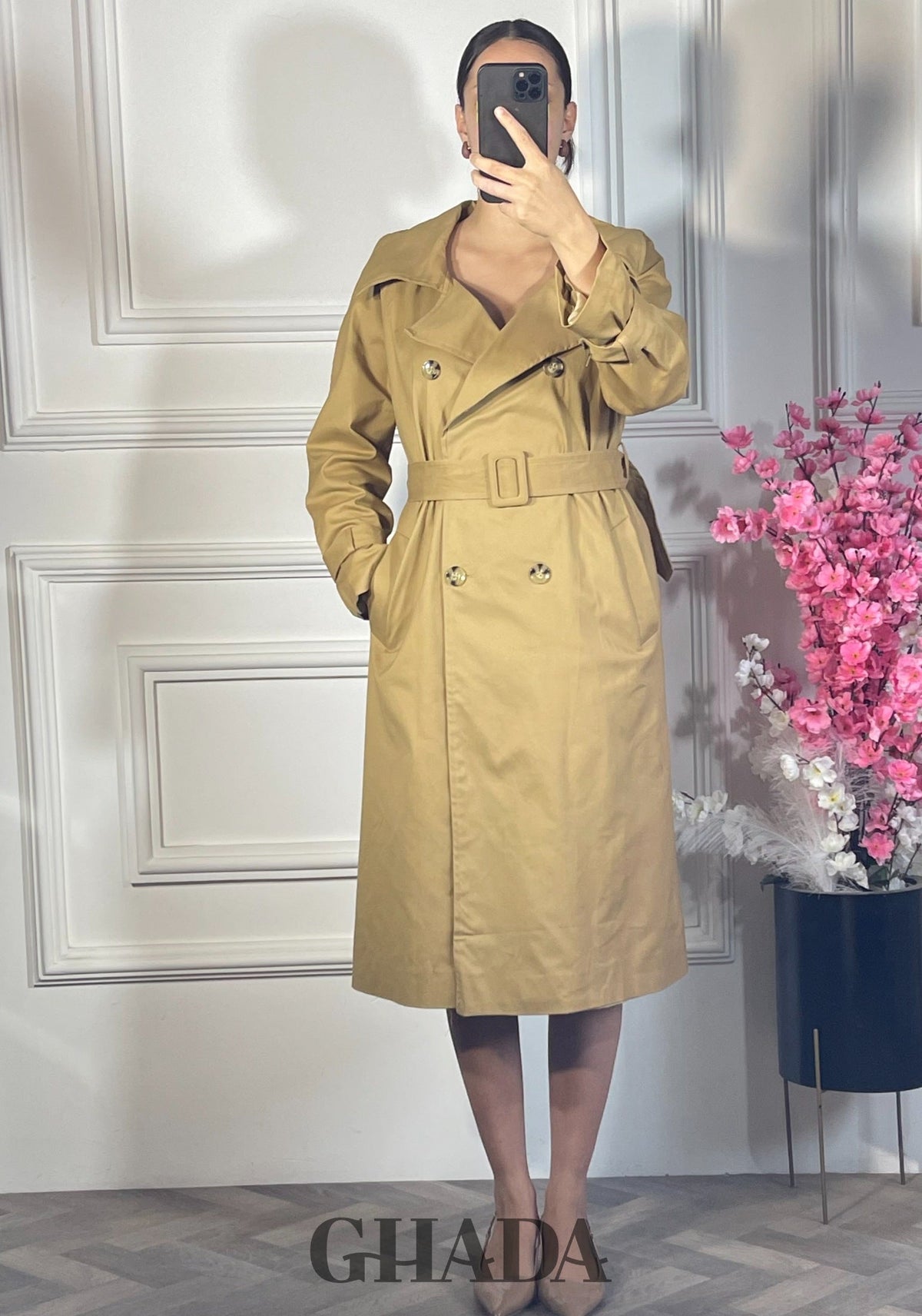 Trench-coat long ceinturé - Camel vue de dos - manteau femme - GHADA FASHION
