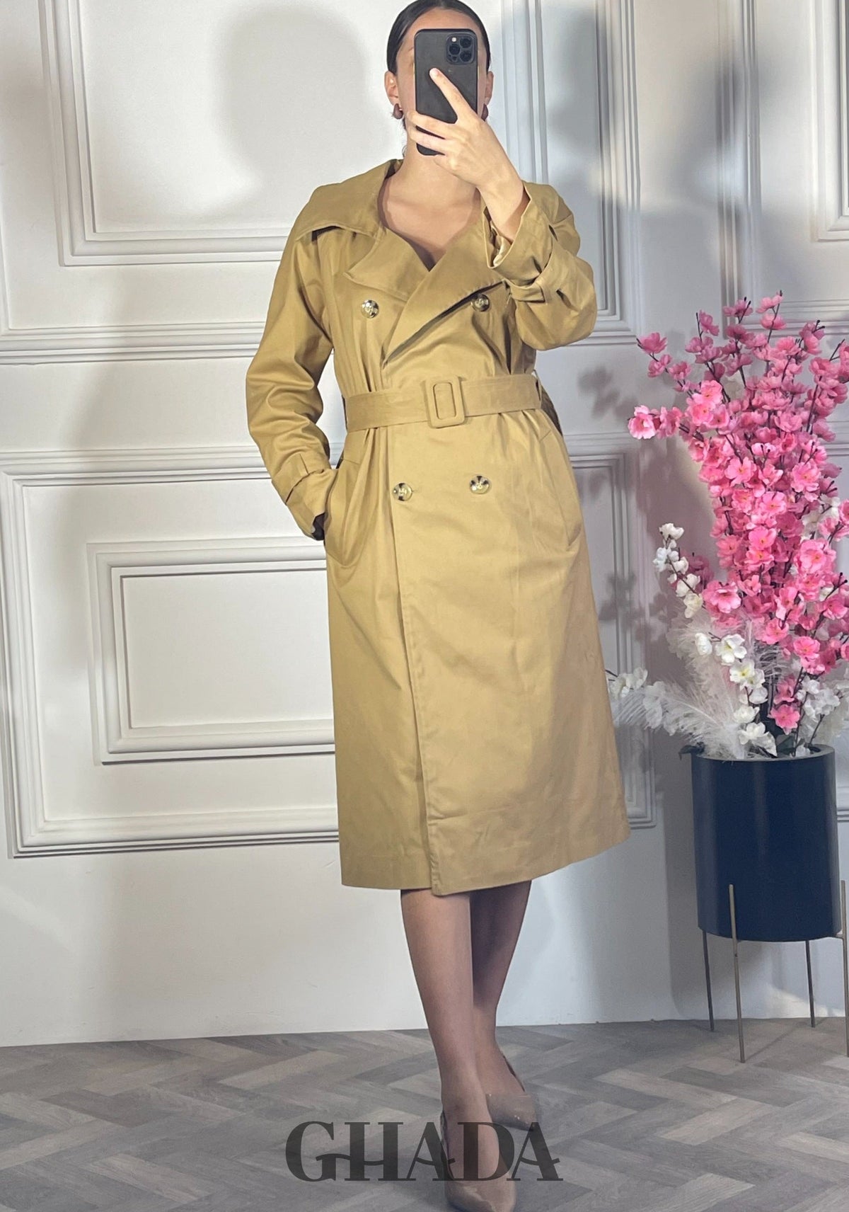 Trench-coat long ceinturé - Camel vue de face - manteau femme - GHADA FASHION